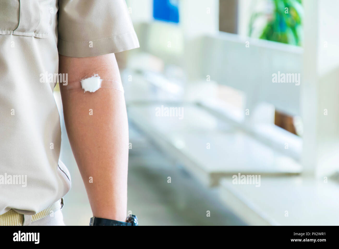 Blutproben für die körperliche Untersuchung, Körperpflege sehr wichtig ist, piercing arm Brace, Watte, Tape Wound Stockfoto