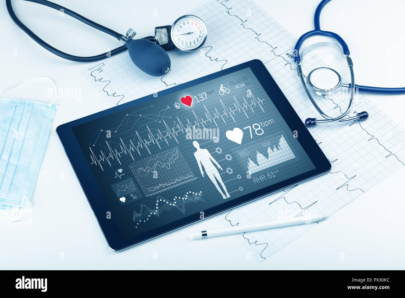 Live medizinische Vorsorgeuntersuchungen mit medizinischen Anwendung auf Tablet Stockfoto