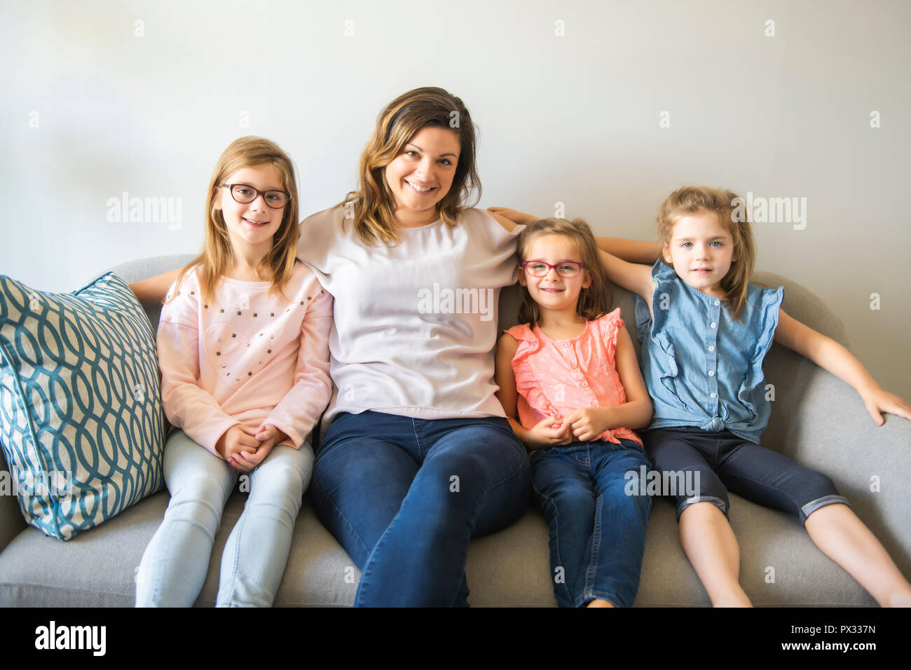 Mutter und Töchter auf dem Sofa zu Hause Stockfoto