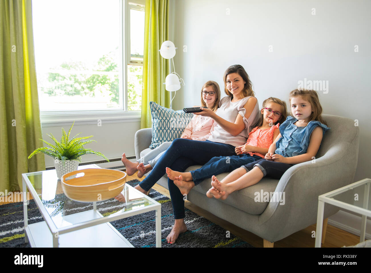 Mutter und Töchter auf dem Sofa zu Hause TV Stockfoto