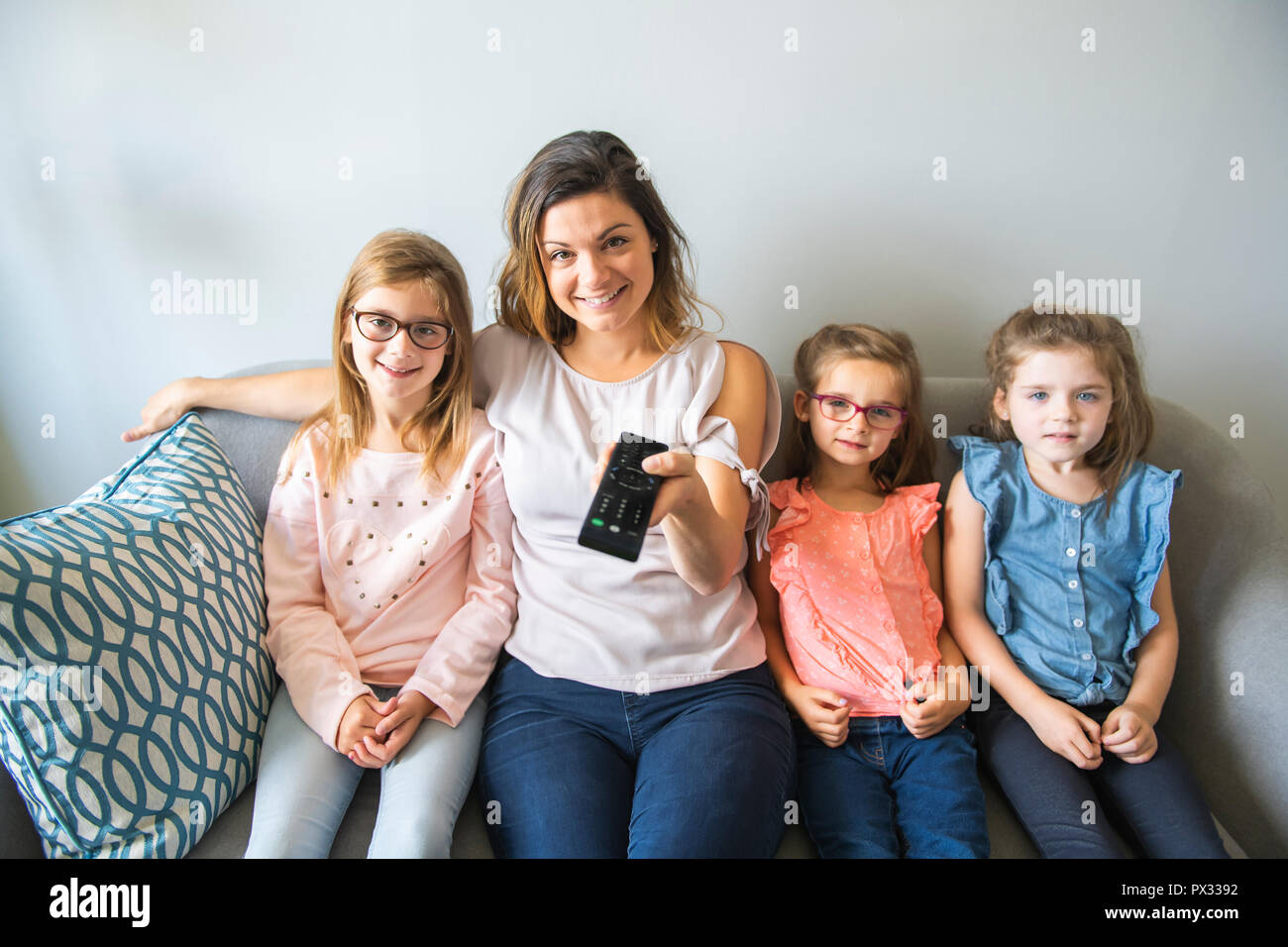 Mutter und Töchter auf dem Sofa zu Hause TV Stockfoto