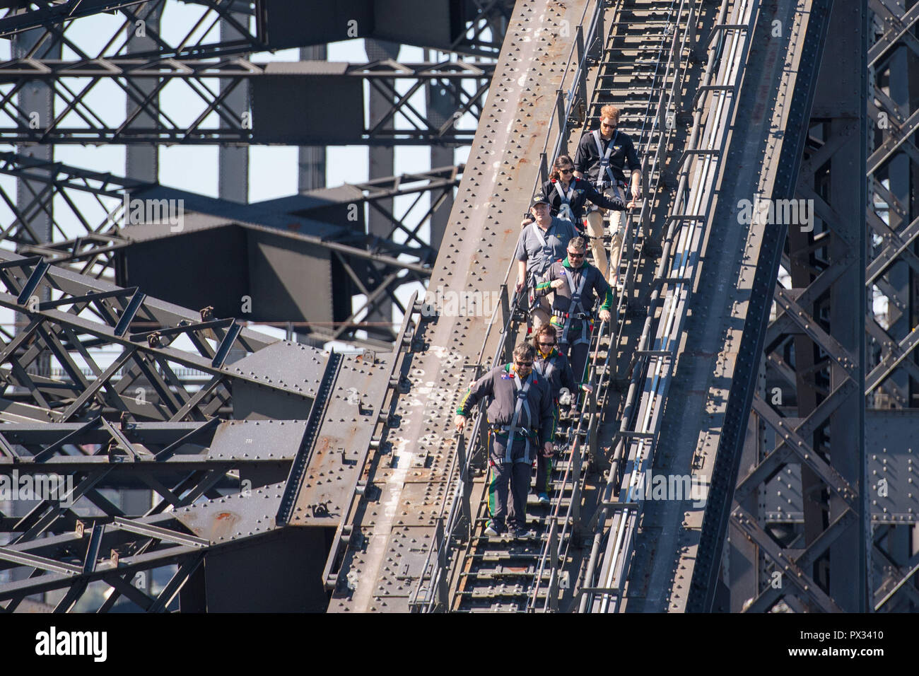 Der Herzog von Sussex (oben) klettert der Sydney Harbour Bridge mit Premierminister von Australien Scott Morrison und Invictus Games Konkurrenten am vierten Tag des Herzogs und der Herzogin von Sussex Besuch in Australien. Stockfoto