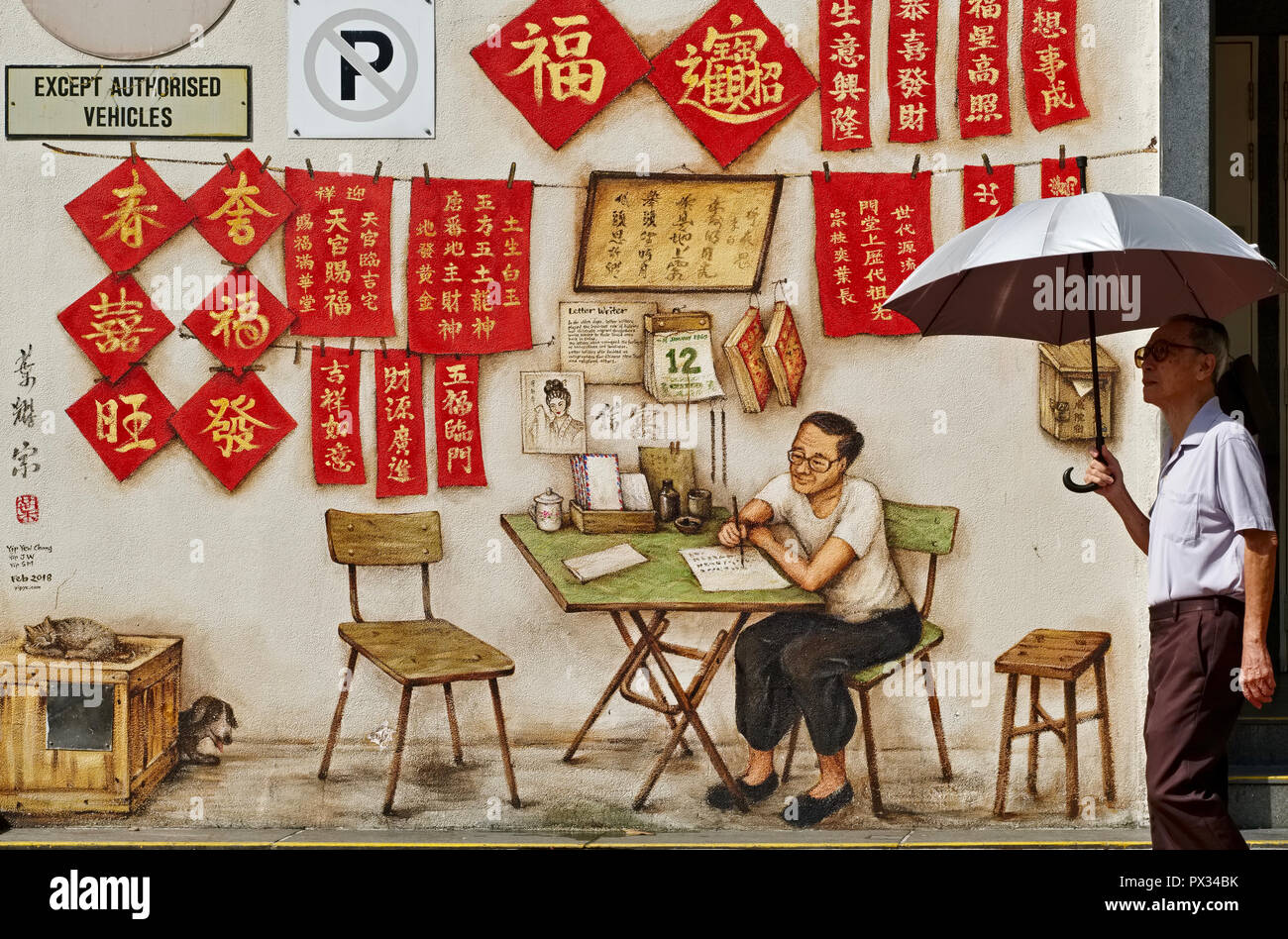Ein Radfahrer fährt vorbei an einer Wand ein Gemälde neben Chinatown in Chinatown, Singapur, mit der Darstellung eines professionellen Schreibens Schriftsteller von Jahrzehnten durch Stockfoto