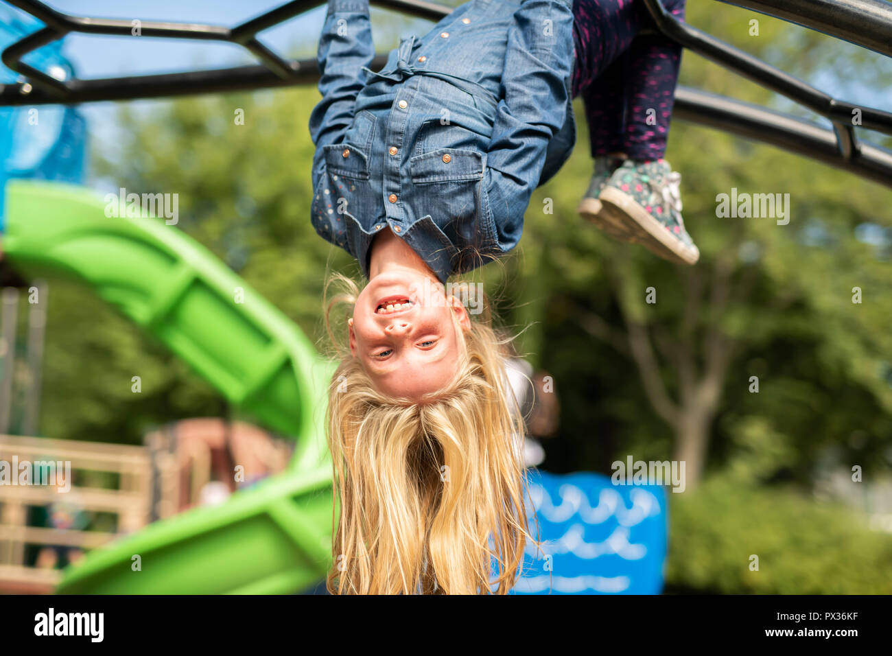 Eine entzückende kleine Mädchen ihre Zeit im Park genießen. Stockfoto