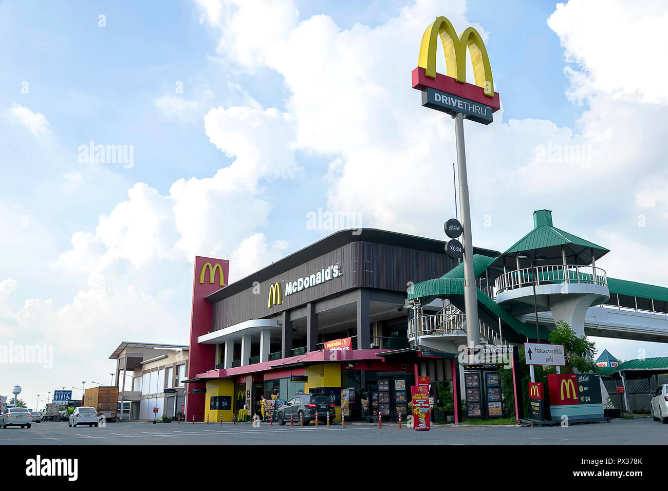Chon Buri, Thailand, 28. September 2017: Bus Stop von der Autobahn Bangkok - Chon Buri -, ein Ort, der Körper vom fahren, um sich zu entspannen, in das Badezimmer Stockfoto