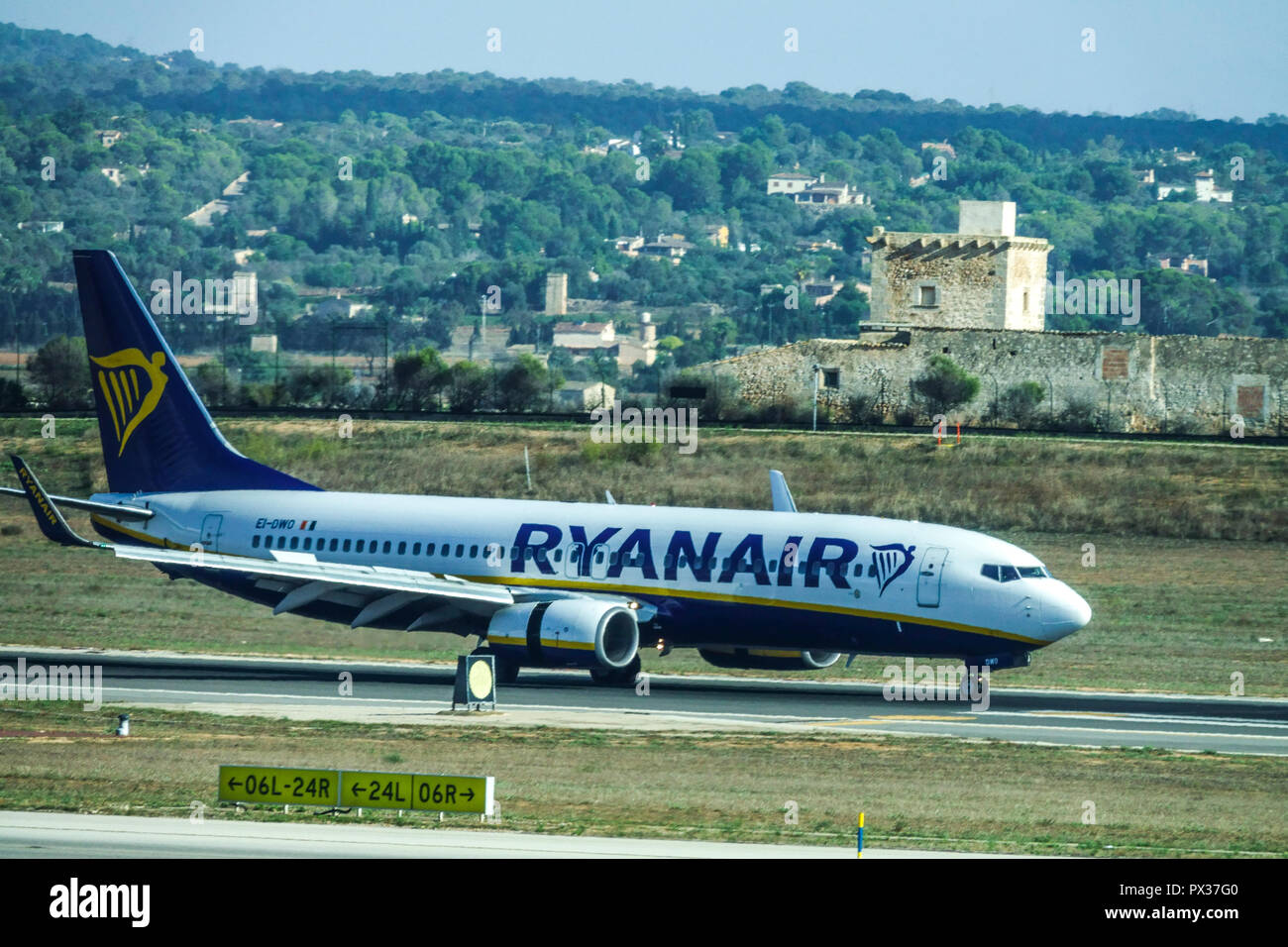 Ryanair Flugzeug läuft auf der Landebahn, Palma De Mallorca, Spanien Stockfoto