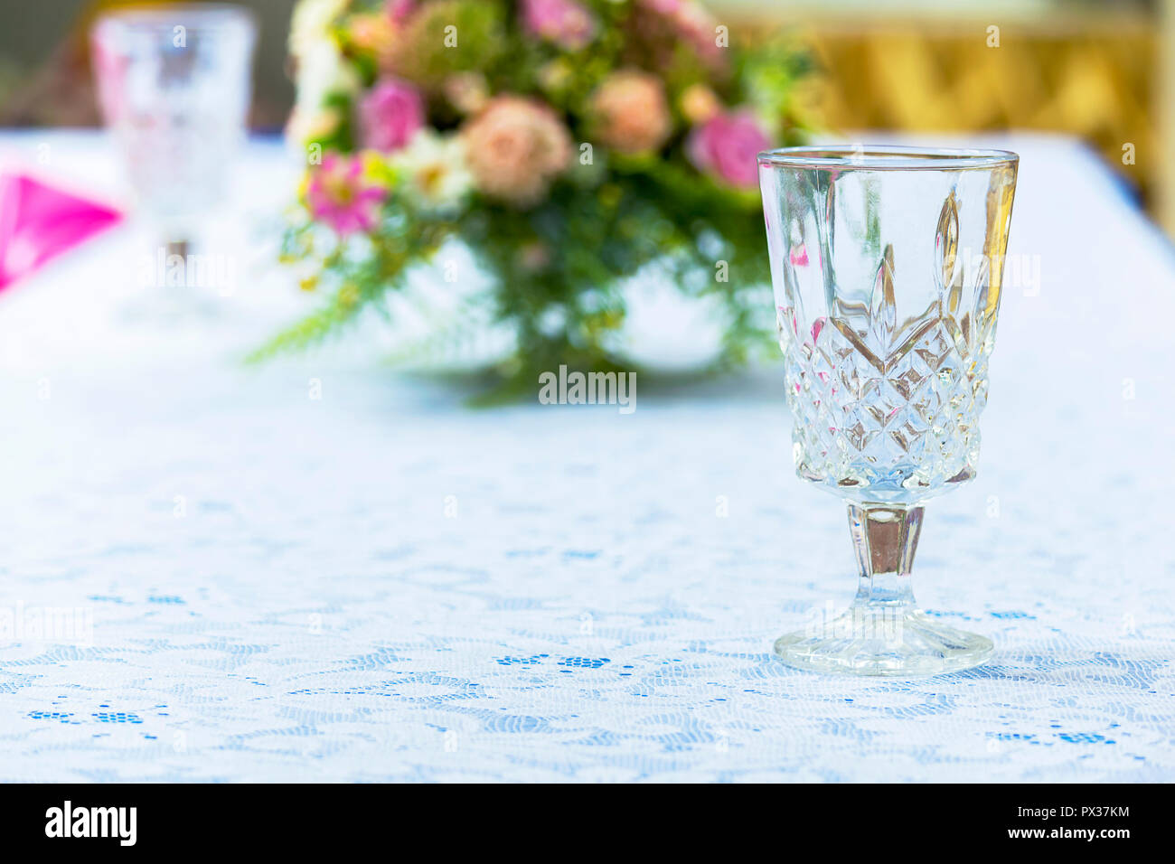 Elegante Party ist Geschmack der Menschen, funkelnden Kristall Glas, floralen Ornament fügt Romantik, perfekte Dekoration. Helles weißes Licht, Stockfoto