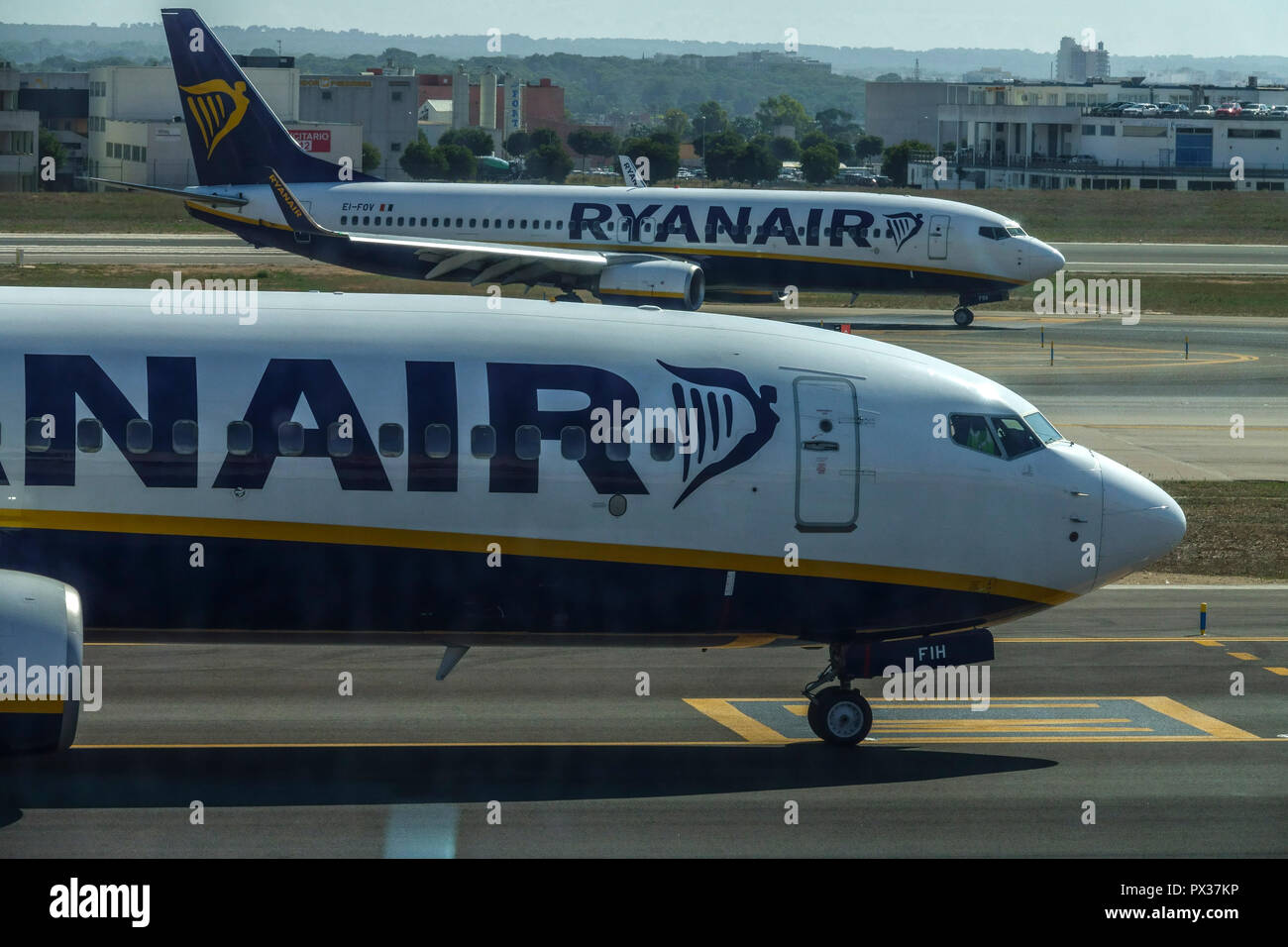 Zwei Ryanair-Flugzeuge auf der Start- und Landebahn, Flughafen Palma de Mallorca, Spanien Stockfoto