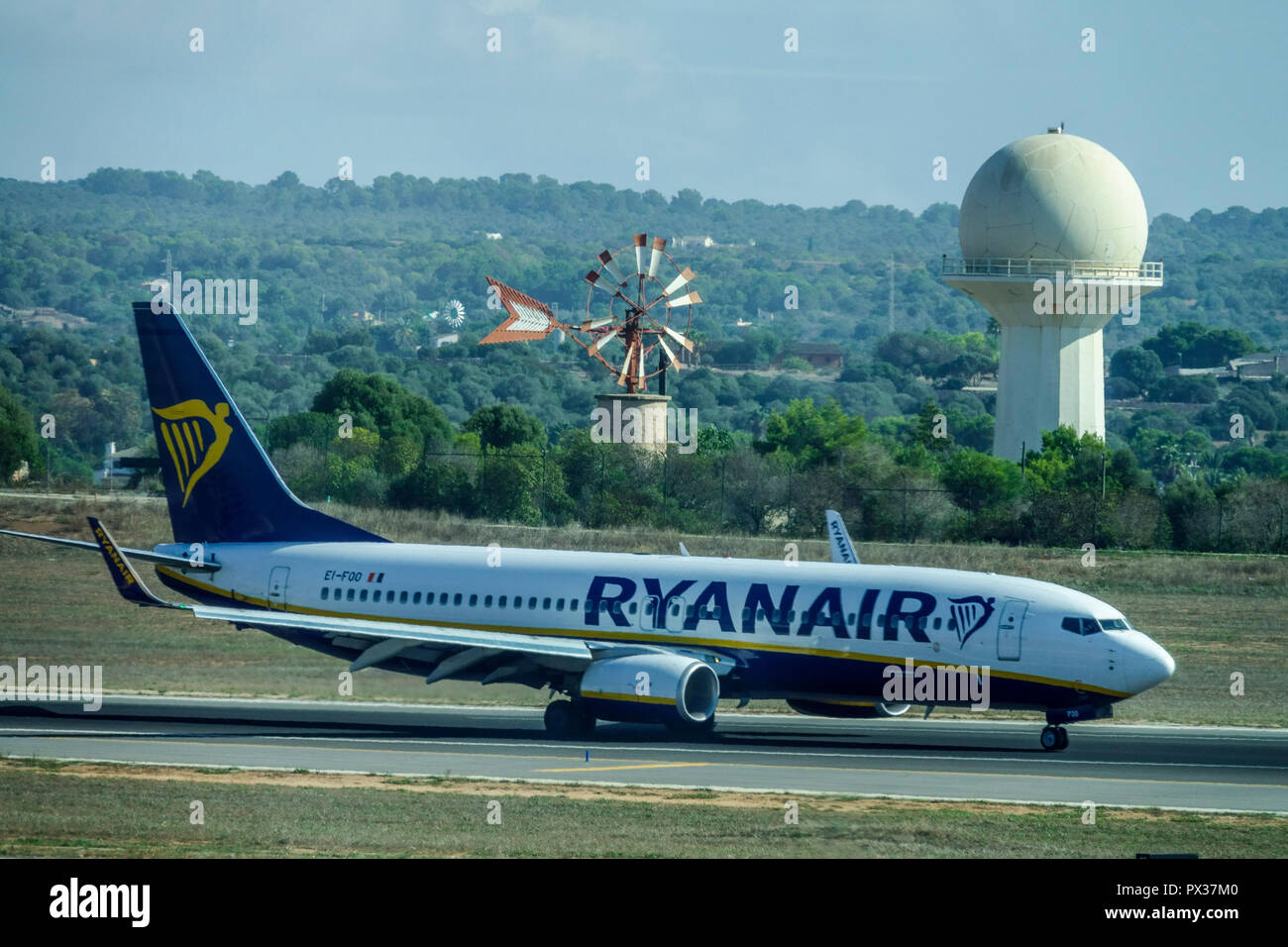 Ryanair Flugzeug auf der Startbahn, Flughafen Palma de Mallorca, Spanien Stockfoto