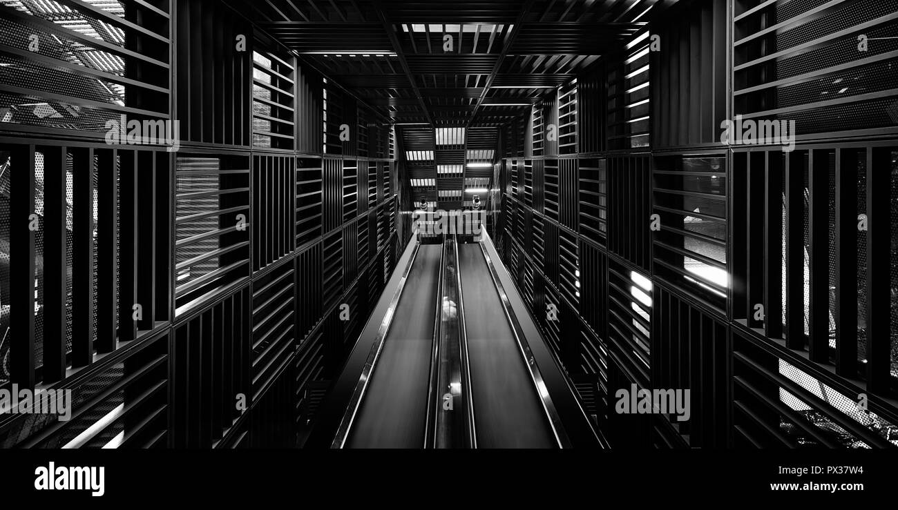 Abstrakte Schwarze und Weiße Nahaufnahme Detailansicht mechanischer Rolltreppe Stockfoto
