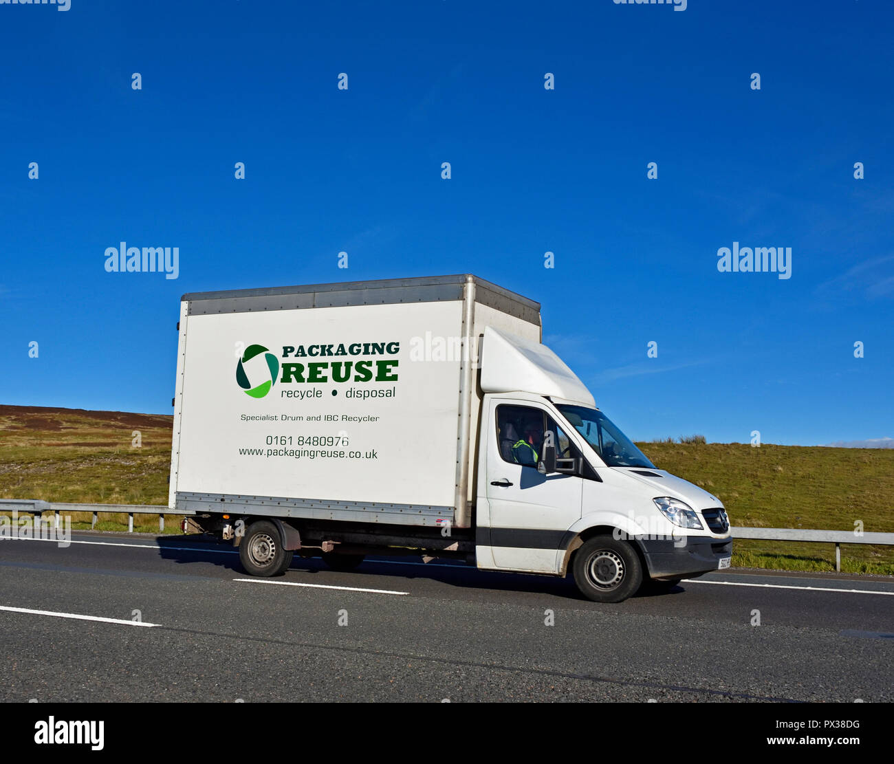 Verpackung Wiederverwendung und Entsorgung Services Limited Van. Autobahn M6 Southbound Fahrbahn, Shap, Cumbria, England, Vereinigtes Königreich, Europa. Stockfoto