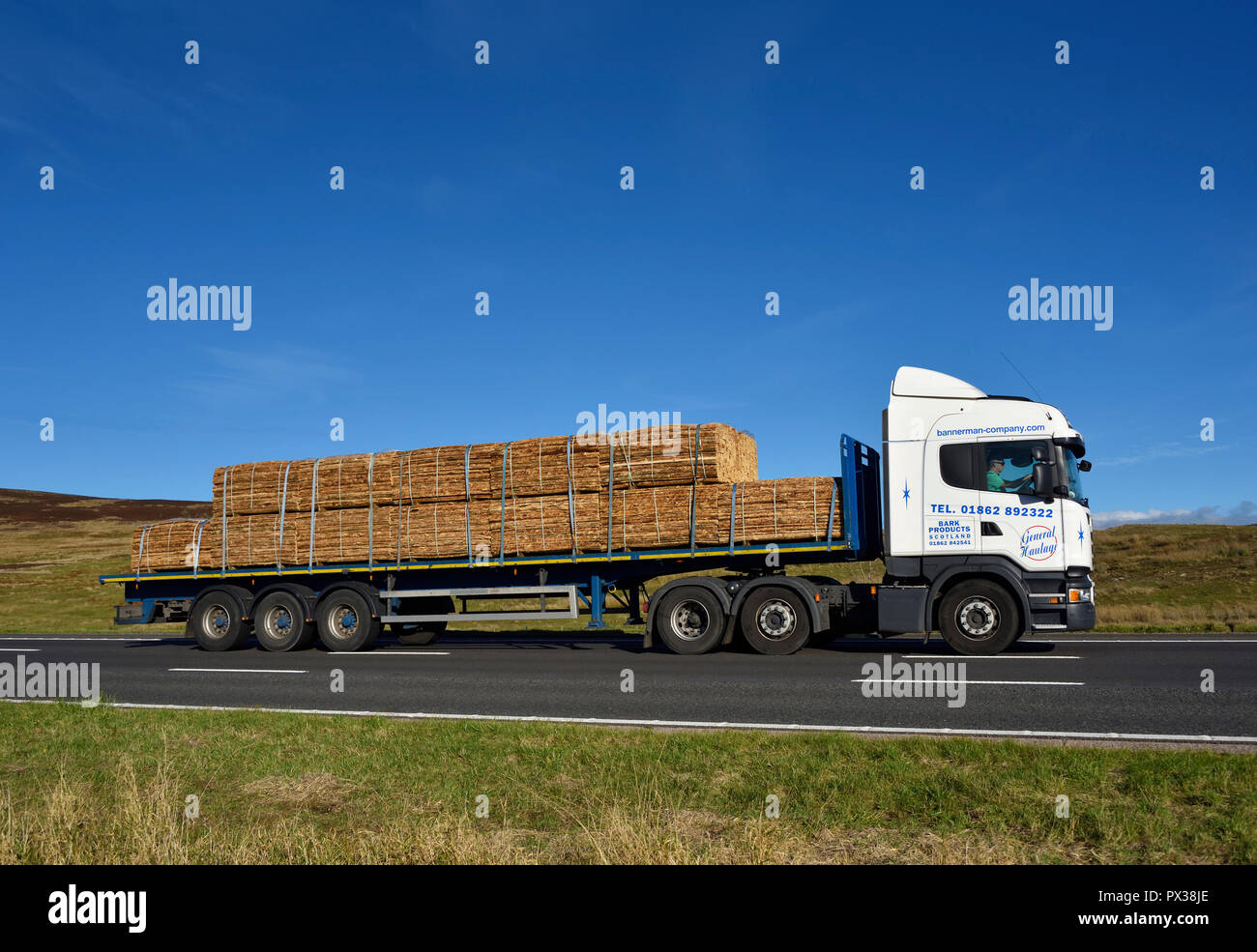 Bannerman Company Limited LKW mit Ladung der Rinde Produkte. Autobahn M6 Southbound Fahrbahn, Shap, Cumbria, England, Vereinigtes Königreich, Europa. Stockfoto