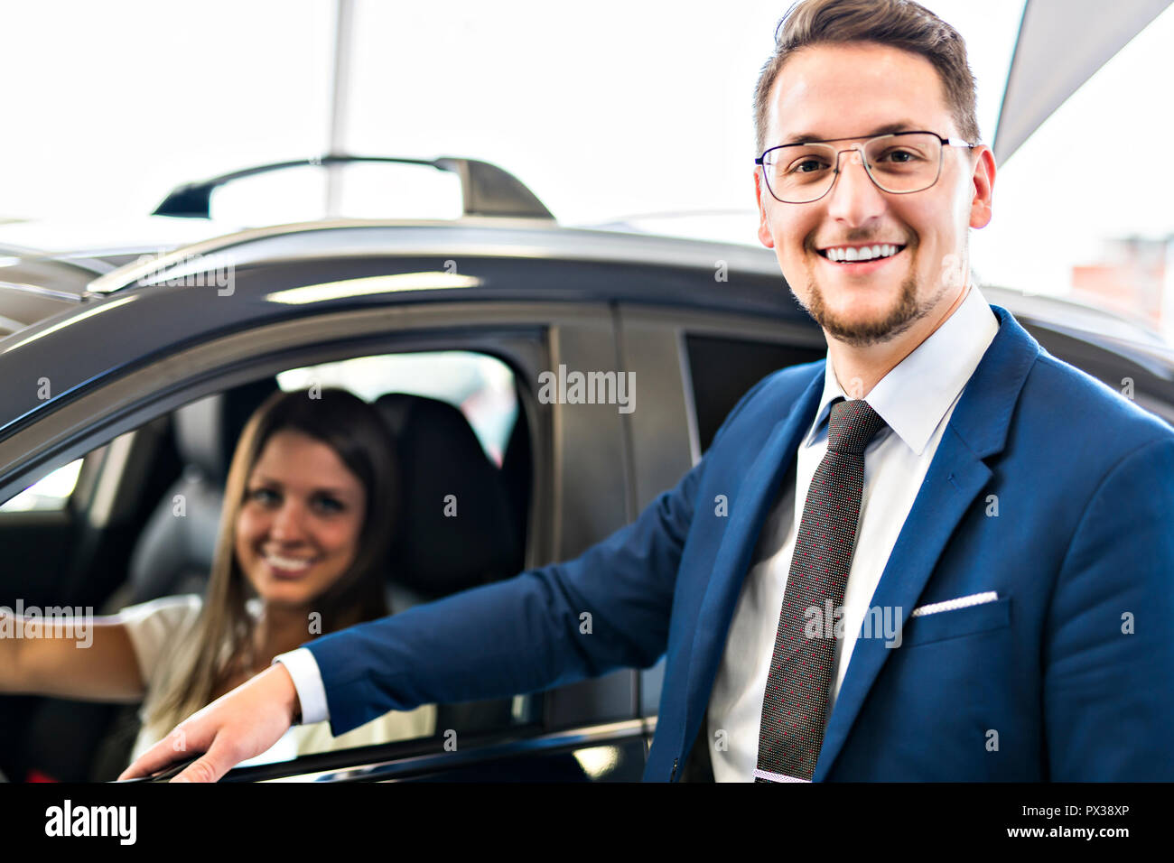 Business Auto Verkäufer arbeiten mit dem Client Stockfoto