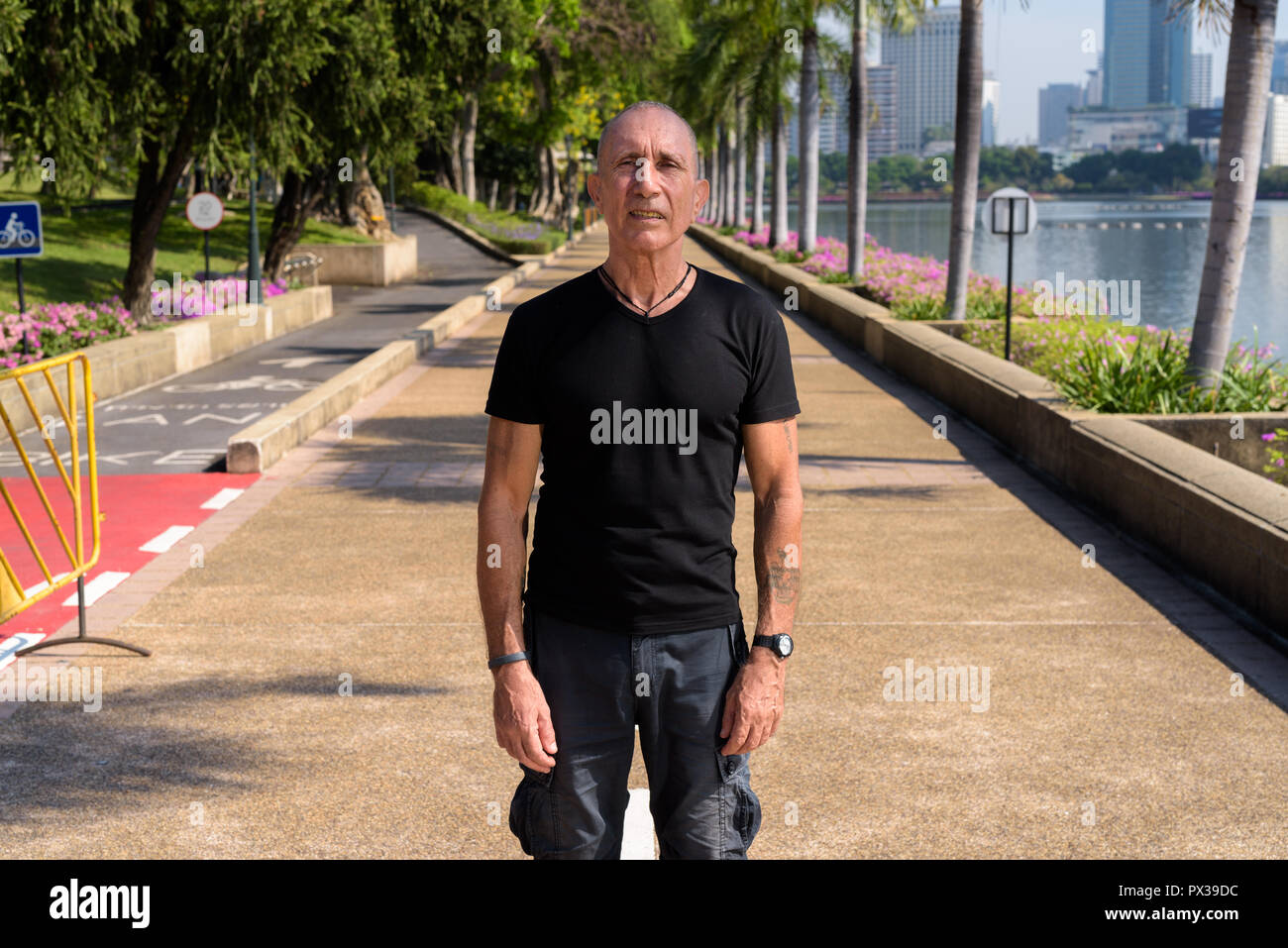 Kahl senior touristische Mann an ruhigen Park in Bangkok Tha Stockfoto