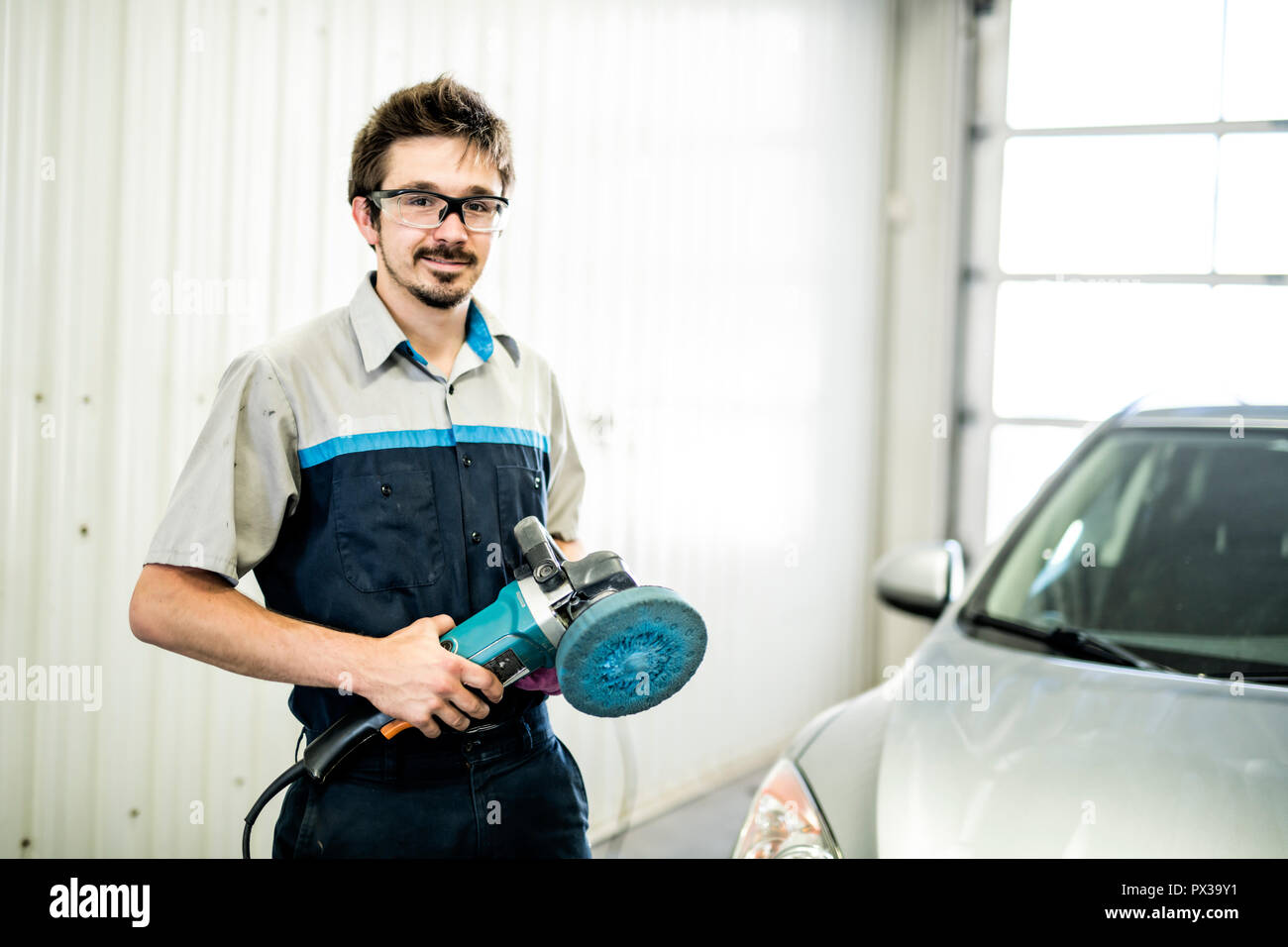 Mann bei der Arbeit Reinigung Auto mit Auto waschen, festkochend Stockfoto