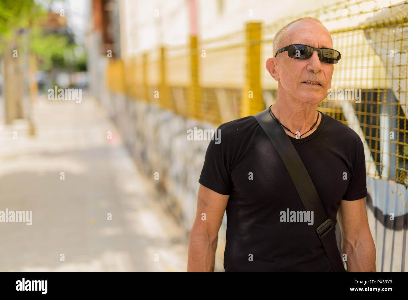 Kahl senior touristische Mann denken beim tragen Sonnenbrillen gege Stockfoto