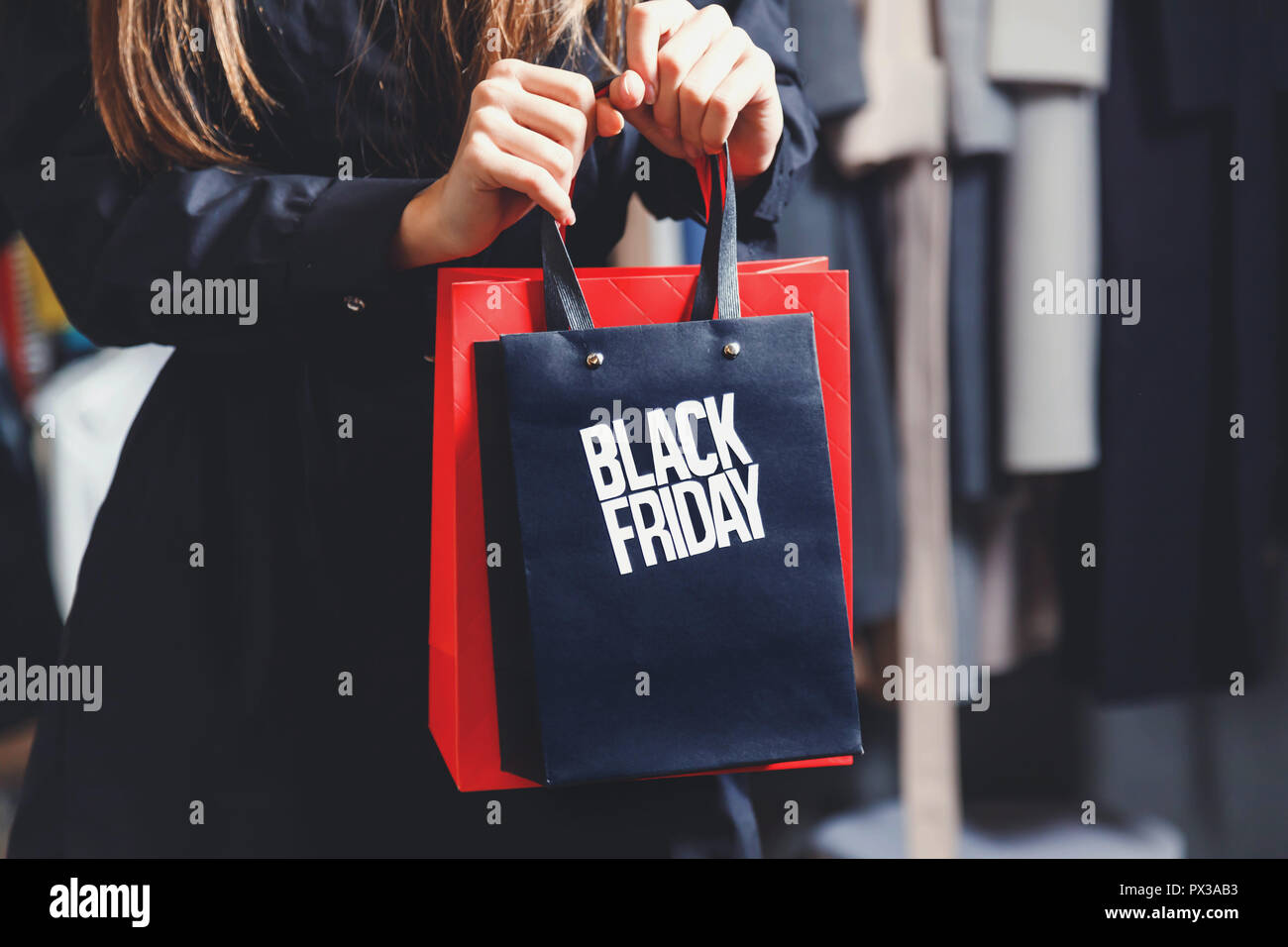 Schwarzer Freitag elegante reiche Frau tragen modische Trench-Mäntel Übersicht shopping schwarzer Freitag Tasche in Fashion Mall nach groß einkaufen, Konzept des Konsumismus, Verkauf, reiches Leben Stockfoto