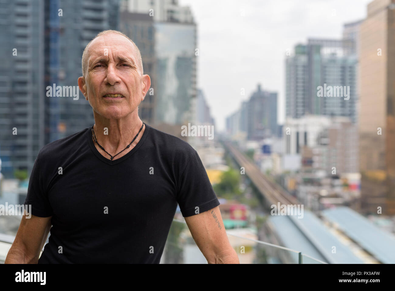 Kahl senior touristische Menschen gegen den Blick auf die Stadt in Bangkok Thai Stockfoto