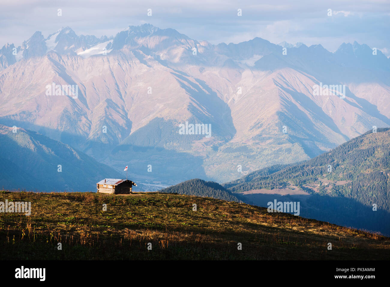 Herbst Landschaft. Ridge in Wolken. Berghütte in einem Hang Mkheer. Zemo Swanetien, Kaukasus, Georgien Stockfoto