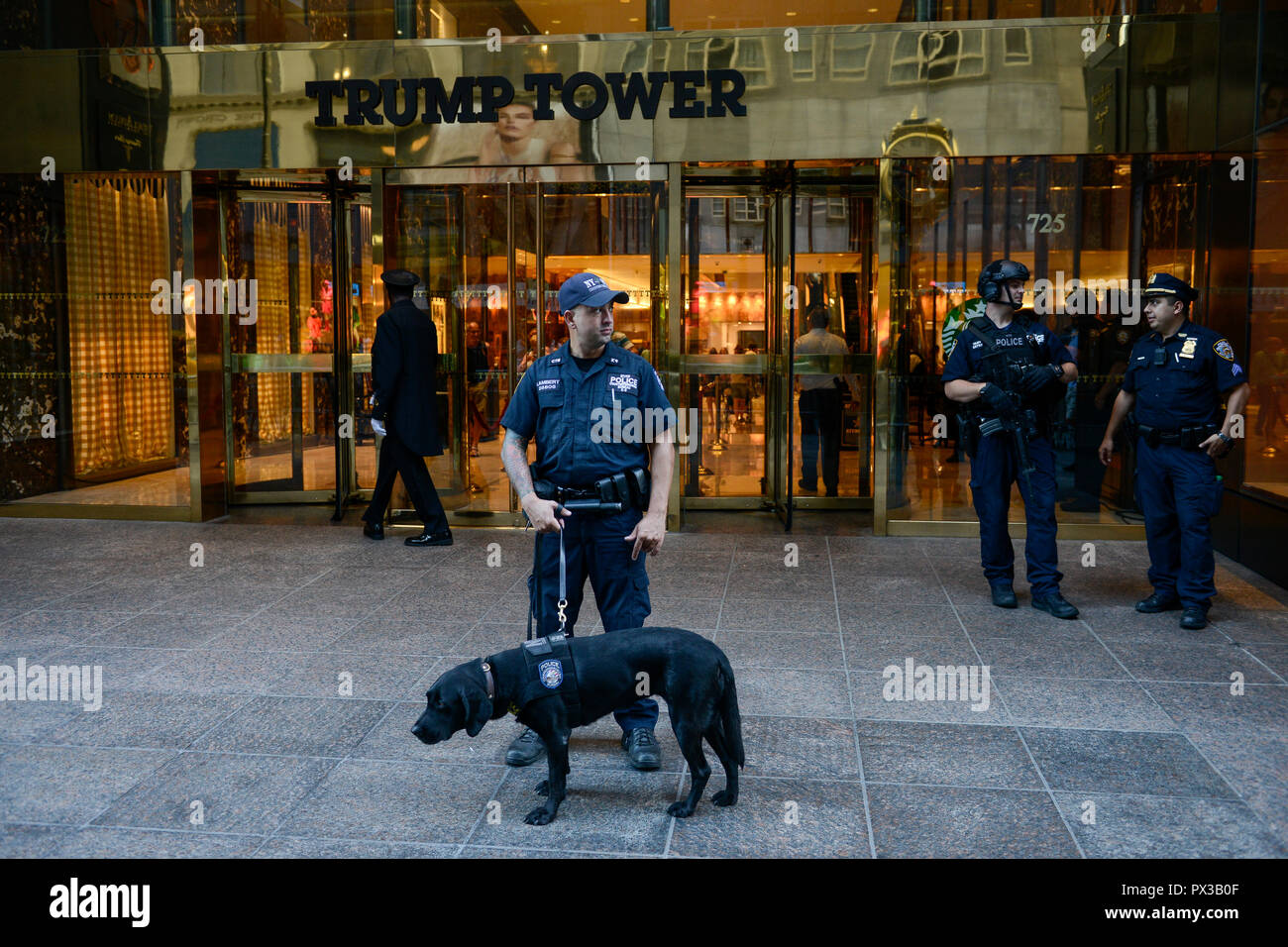 USA, New York City, Trump Tower mit Polizeischutz und Portier in der 5. Avenue Stockfoto