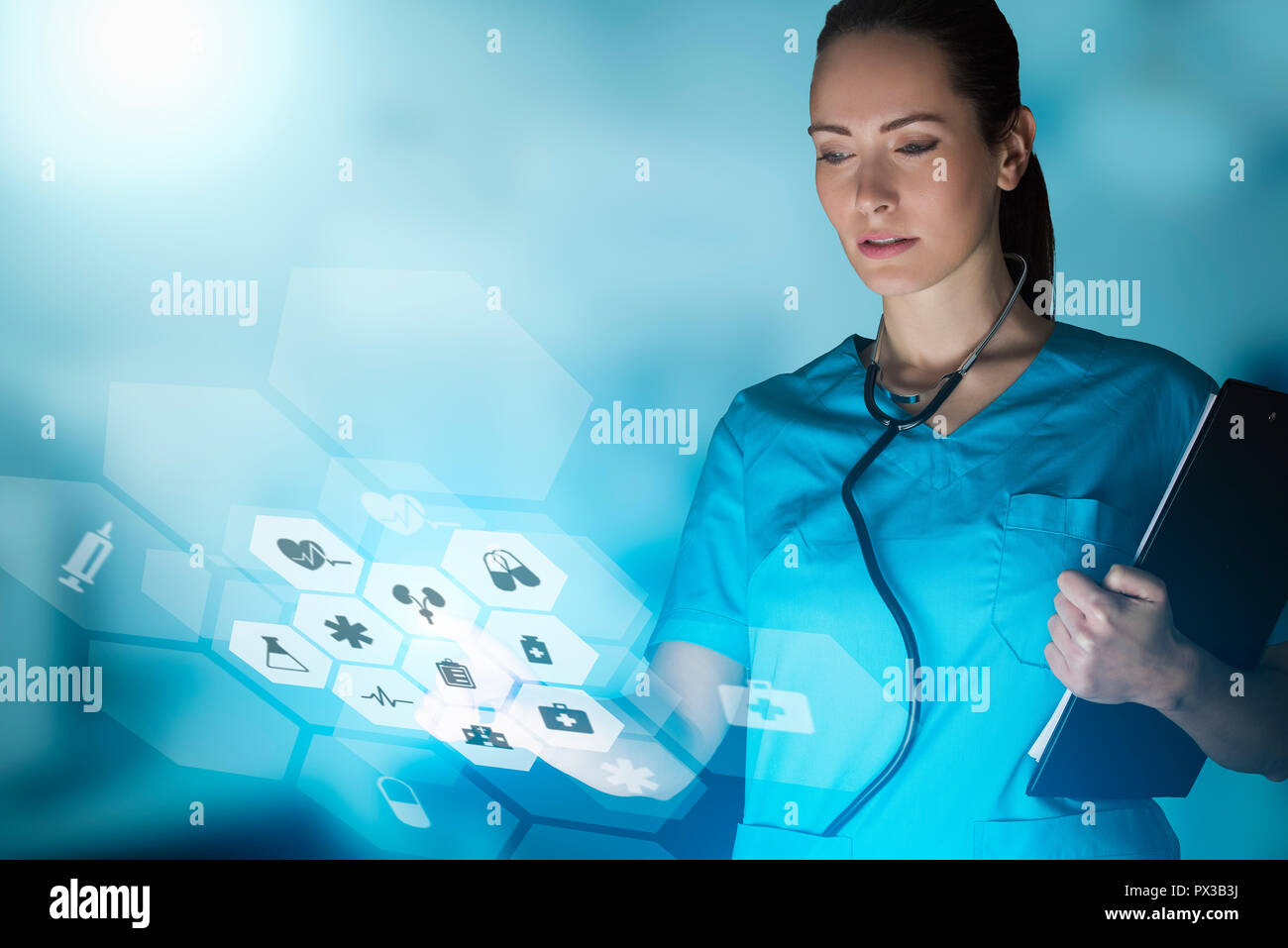 Frau Arzt oder Krankenschwester Konzept, das mit Hilfe innovativer Technologien ihrer Arbeit im Krankenhaus zu verwalten, mixed Media mit Platz für Werbung kopieren Stockfoto