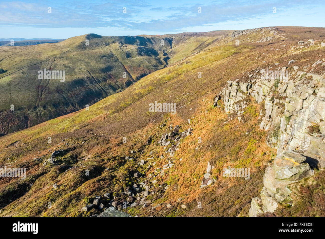 Grindslow Knoll und Grindsbrook Clough Klingelton Roger auf Kinder Scout im Peak District National Park, Derbyshire, Großbritannien Stockfoto