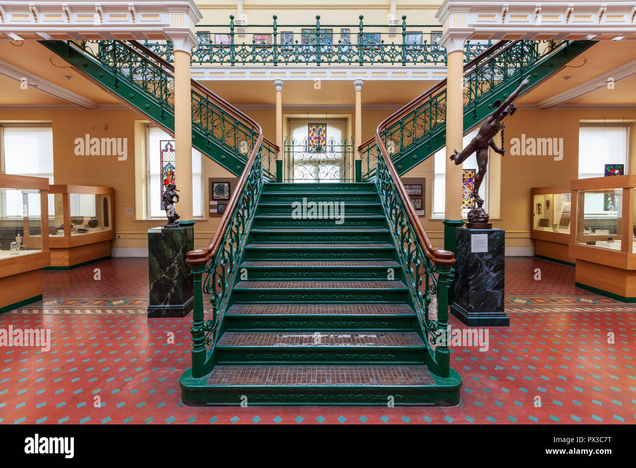 Innenraum der Industriellen Galerie an der Birmingham Museum & Art Gallery, Birmingham, England Stockfoto