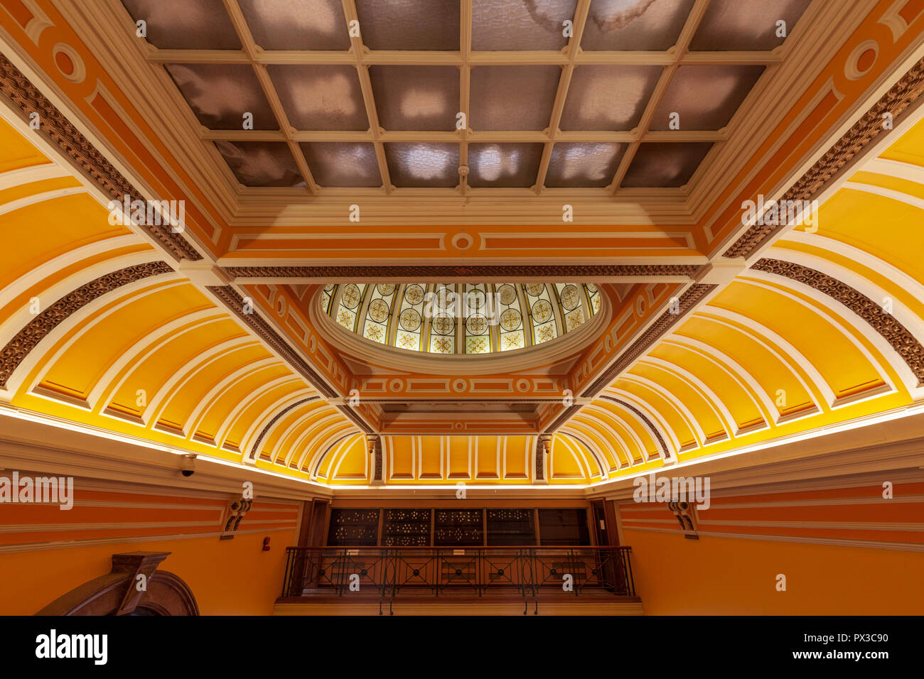 Die verzierte Decke eine der Galerien in Birmingham Museum & Art Gallery, Birmingham, England Stockfoto