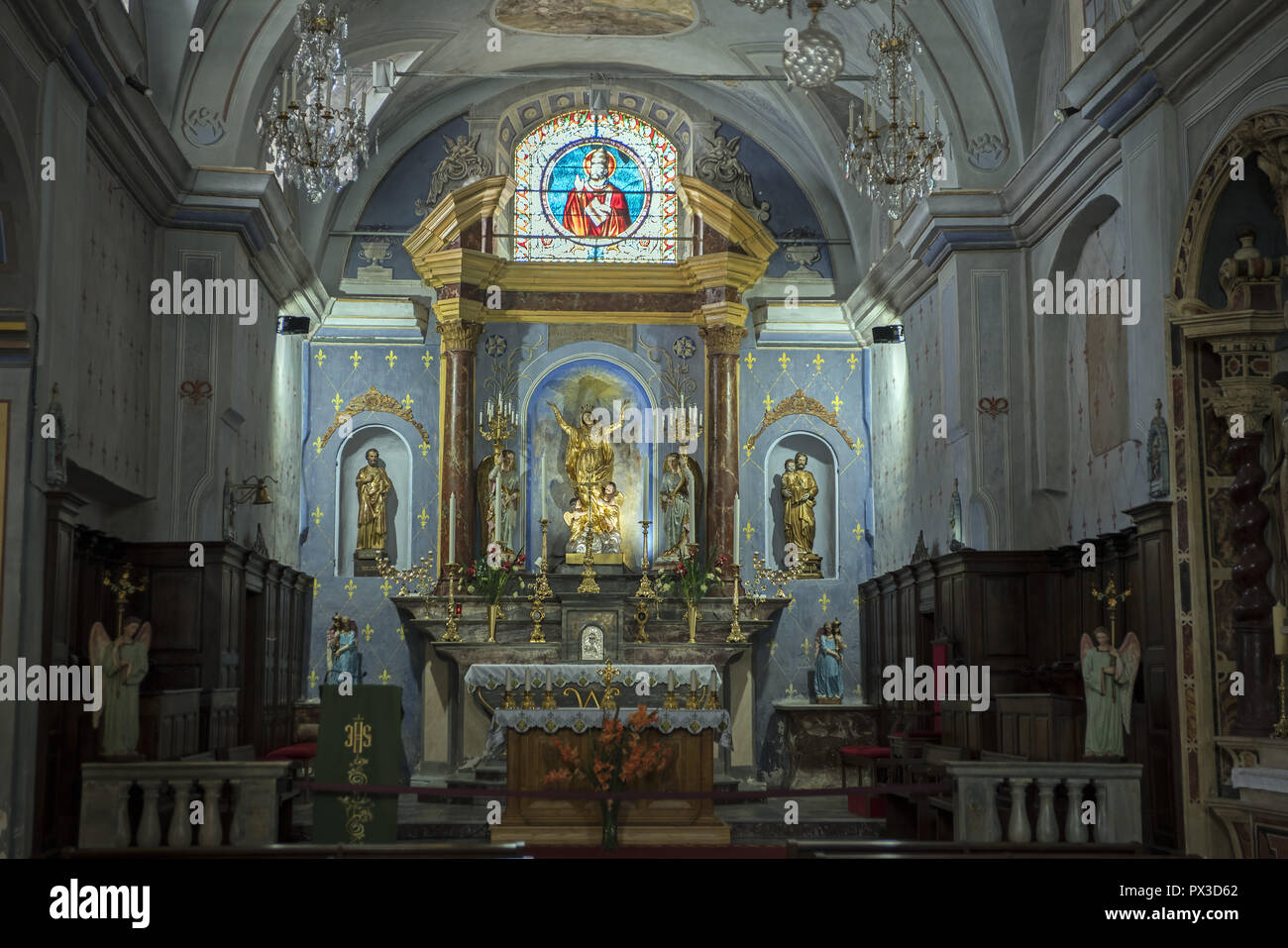 Eine Statue der Himmelfahrt der Jungfrau Maria in der Kirche von Corte. Figura Najświętszej Maryi Panny Wniebowziętej w kościele w Corte. Stockfoto