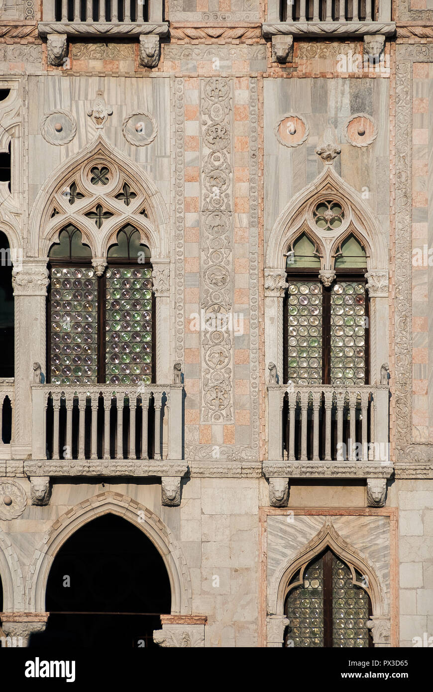 Die Steine von Venedig. Detail der Ca' d'Oro (Goldenen Haus) schöne Fassade, eines der schönsten Beispiele der gotischen Architektur in der Altstadt Stockfoto