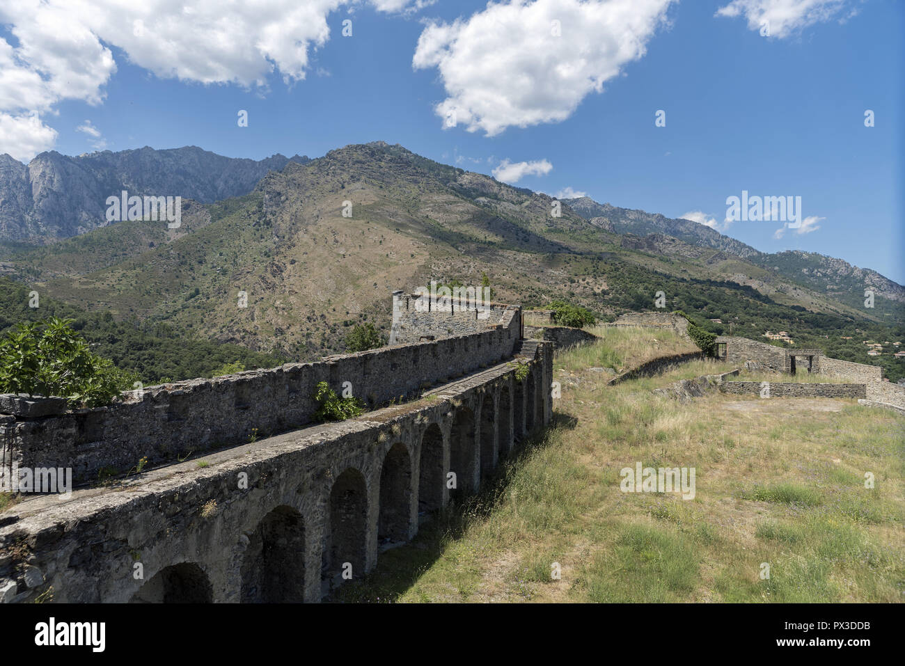 Berge rund um die Stadt von Corte. Defensive Mauer. Mur obronny. Góry w okolicy miasta Corte. Stockfoto