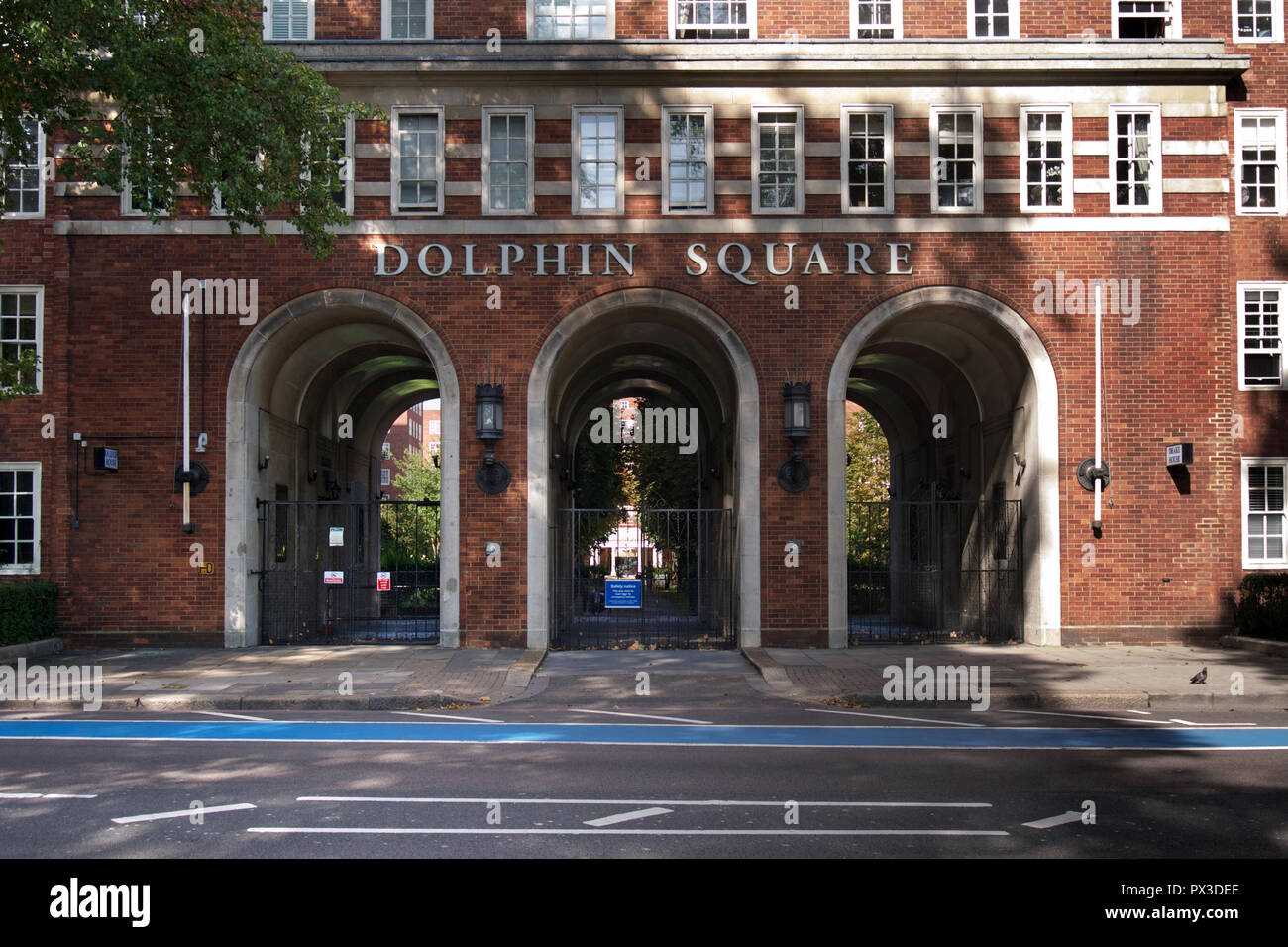 Eingang zum Dolphin Square, Pimlico, London Stockfoto