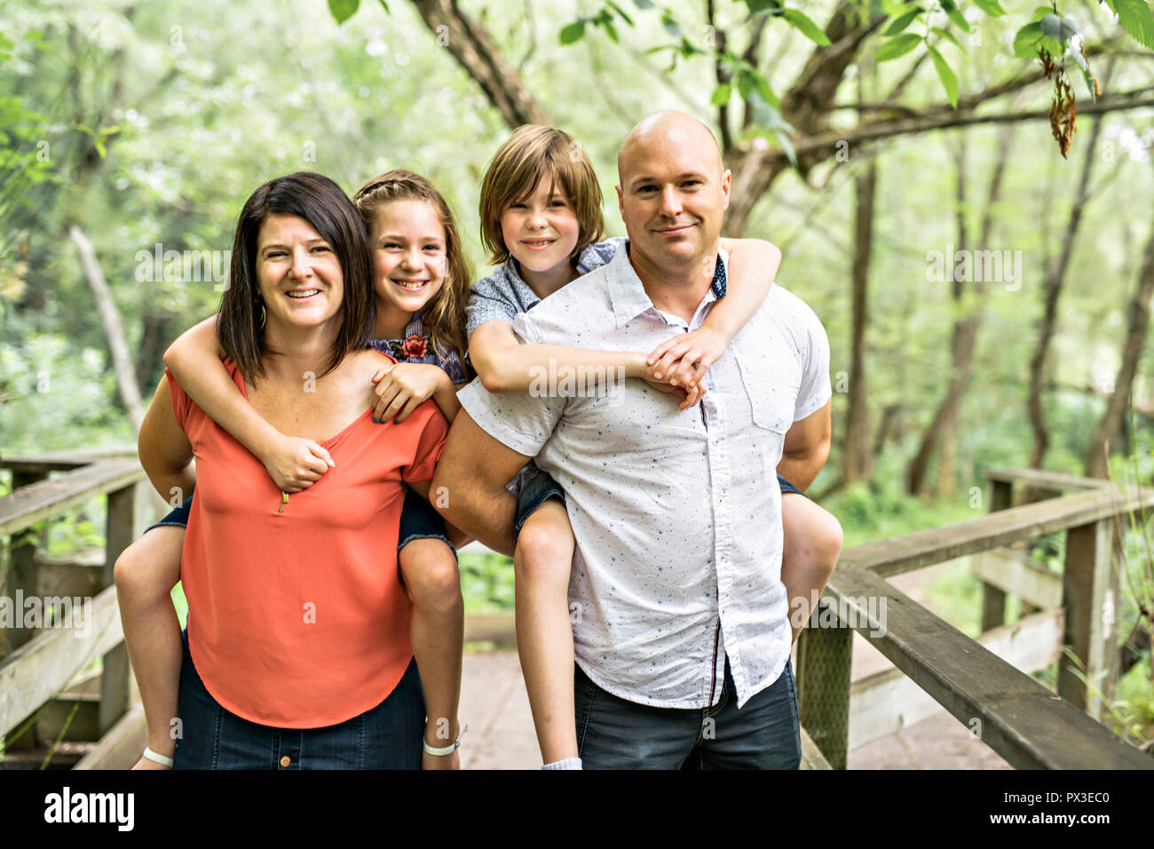 Glückliche junge Familie in Wald Spaß zusammen Stockfoto