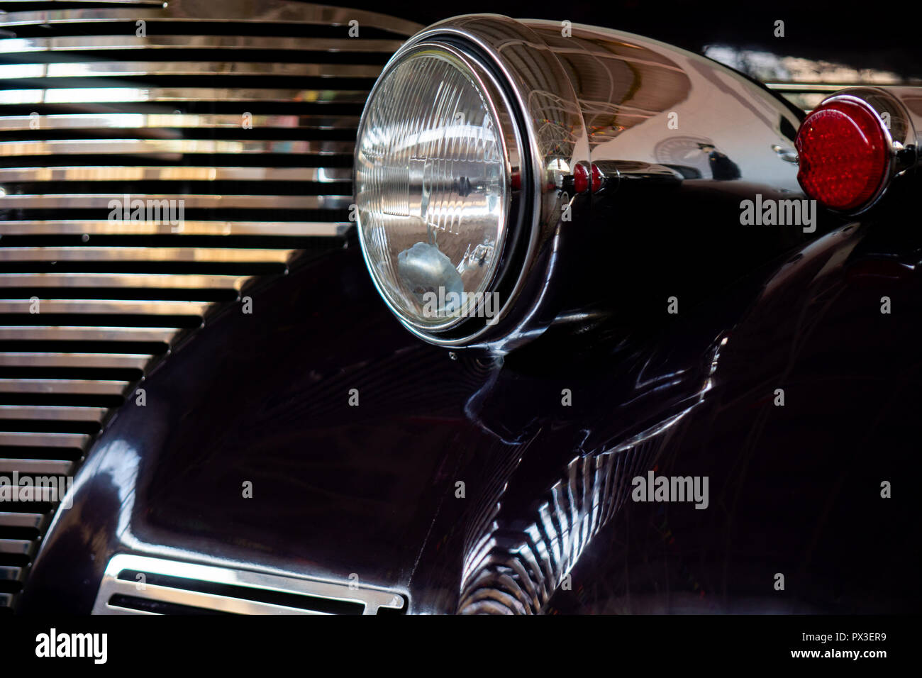 Die Scheinwerfer eines antiken, Rarität, vintage Black Car Stockfotografie  - Alamy