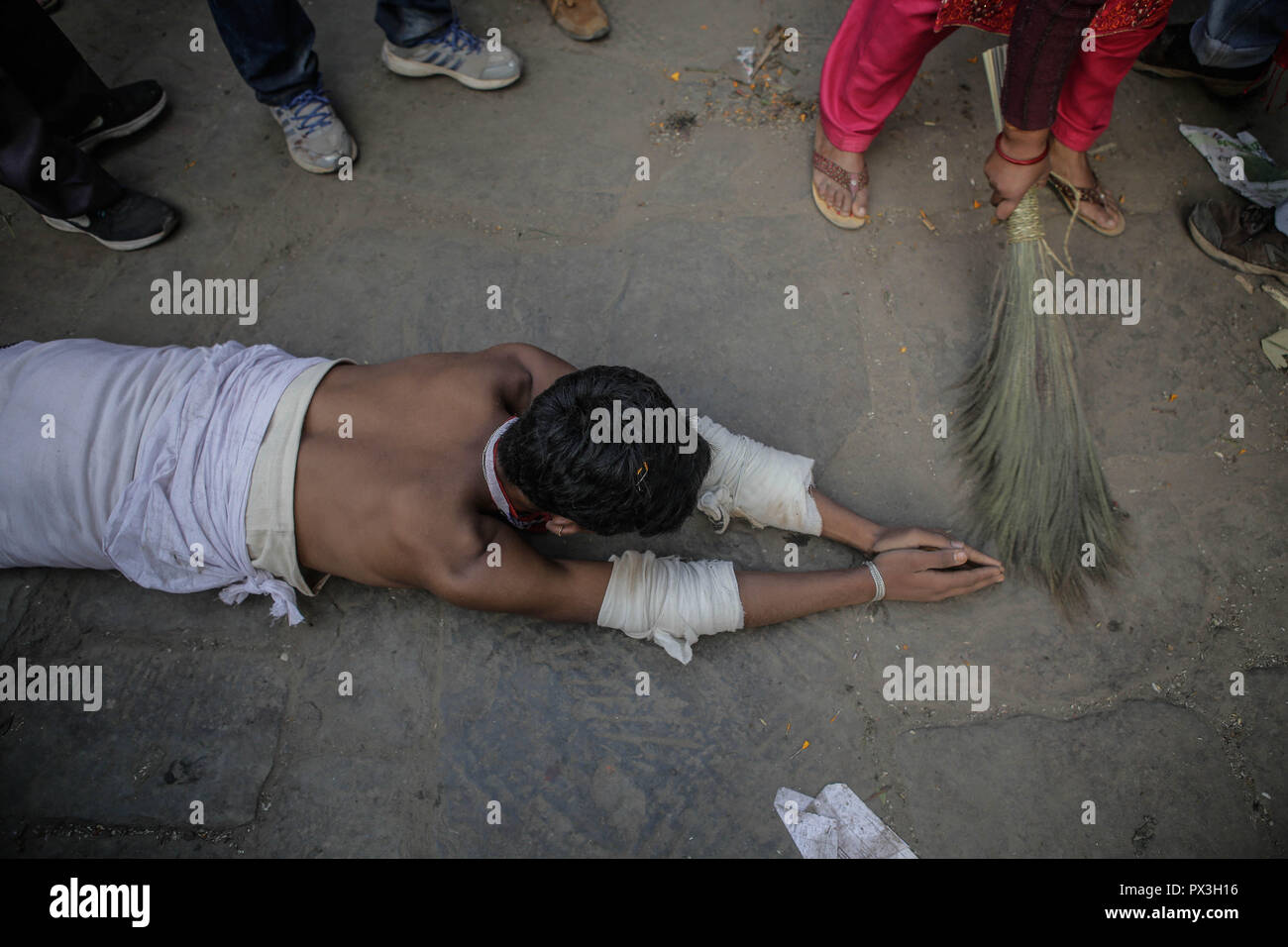 Bhaktapur, Nepal. Okt, 2018 19. Ein Devotee rollen auf dem Boden als er führt eine Rituale an Branahini Tempel während der Zehnten Dashain Festival. Während der dashain Festival, Nepalsese hinduistischen Gläubigen verehren, Durga, eine Mutter Göttin der Macht und Wohlstand, die Tieropfer, vor allem Ziegen und Büffeln. Im Allgemeinen ist das dashain Hindu Festival ist eine Feier des Sieges der Götter über die Dämonen. Credit: Sunil Pradhan/SOPA Images/ZUMA Draht/Alamy leben Nachrichten Stockfoto