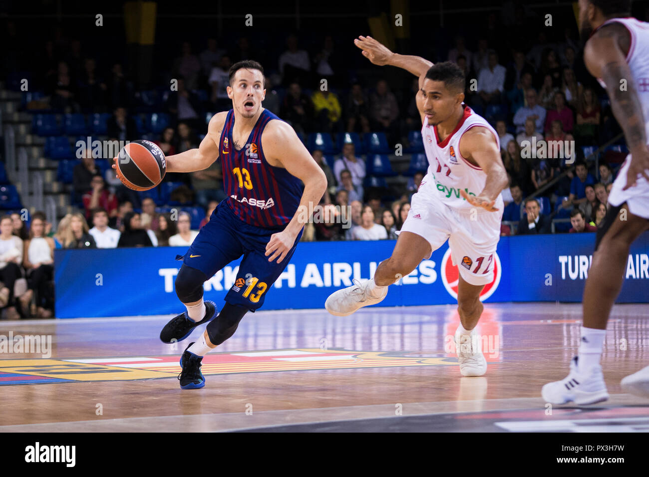 Barcelona, Spanien. 18. Oktober 2018, Palau Blaugrana, Barcelona, Spanien; Turkish Airlines EuroLeague Basketball; Lassa - FC Barcelona gegen FC Bayern München; Thomas Heurtel des FC Barcelona versucht vor Maodo Lo von FCBayern München Kredit zu Fortschritt: UKKO Images/Alamy leben Nachrichten Stockfoto