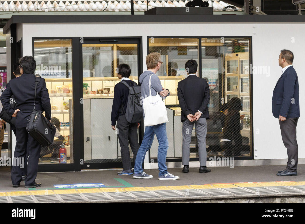 Oktober 19, 2018 - Tokio, Japan - Pendler schauen ein Self-service-Kiosk auf Akabane Station in Tokio. JR East Railway Company hat eine automatisierte Kiosk auf einer Plattform an Akabane Station von Oktober 17 installiert. Der Kiosk ohne menschliche Arbeiter ist voll automatisiert mit künstlicher Intelligenz (KI)-Technologie. Über 120 Kameras sind so programmiert, dass sie lesen, wenn pendler abgeholt haben, bis Sie über die im Voraus bezahlten IC-Karten bezahlen. (Bild: © Rodrigo Reyes Marin/ZUMA Draht) Stockfoto