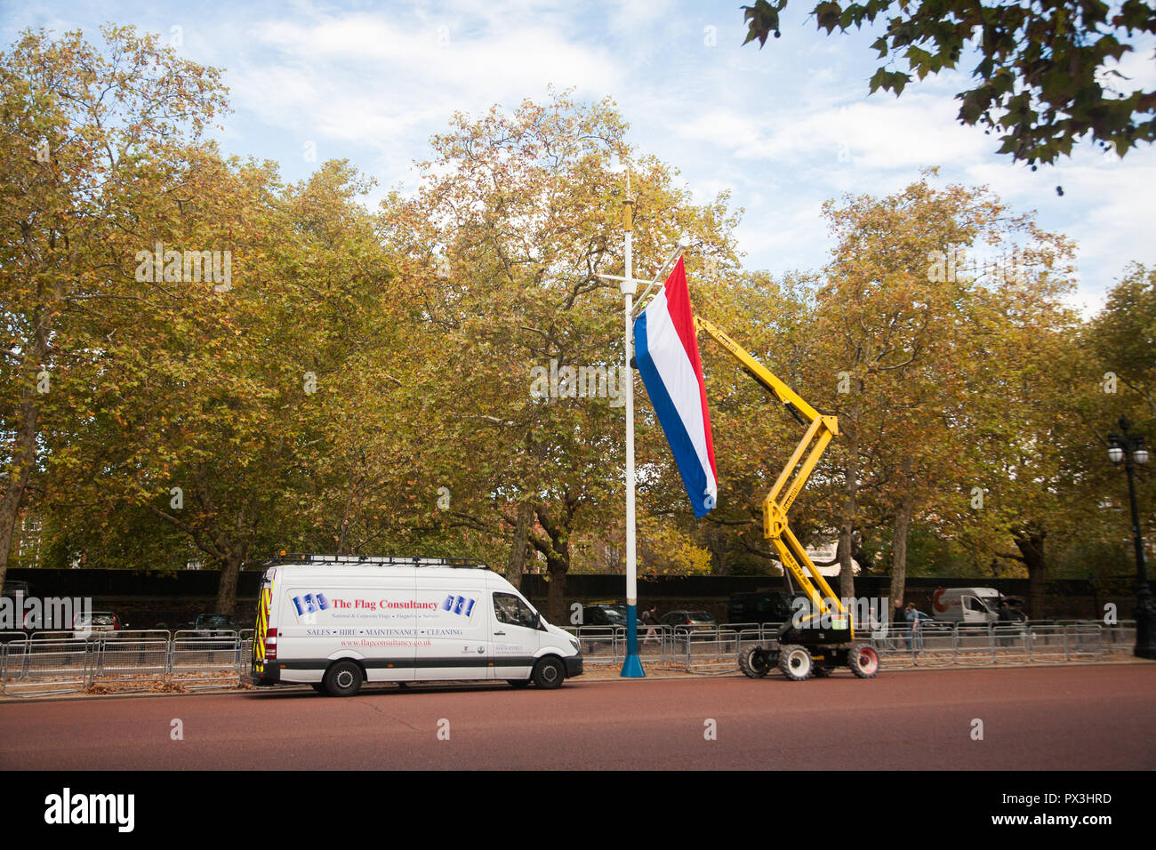 London, Großbritannien. 19. Oktober 2018. Arbeiter auf Cherry Picker Ort niederländische Fahnen Fahnenmasten entlang der Mall in der Vorbereitung für den offiziellen Besuch des holländischen königlichen Familie nach Großbritannien. Seine Majestät König Willem-Alexander und Ihre Majestät Königin Máxima der Niederlande wird ein Besuch im Vereinigten Königreich auf Einladung von Ihrer Majestät Königin Elizabeth II., die am 23. und 24. Oktober 2018 Kredit bezahlen: Amer ghazzal/Alamy leben Nachrichten Stockfoto