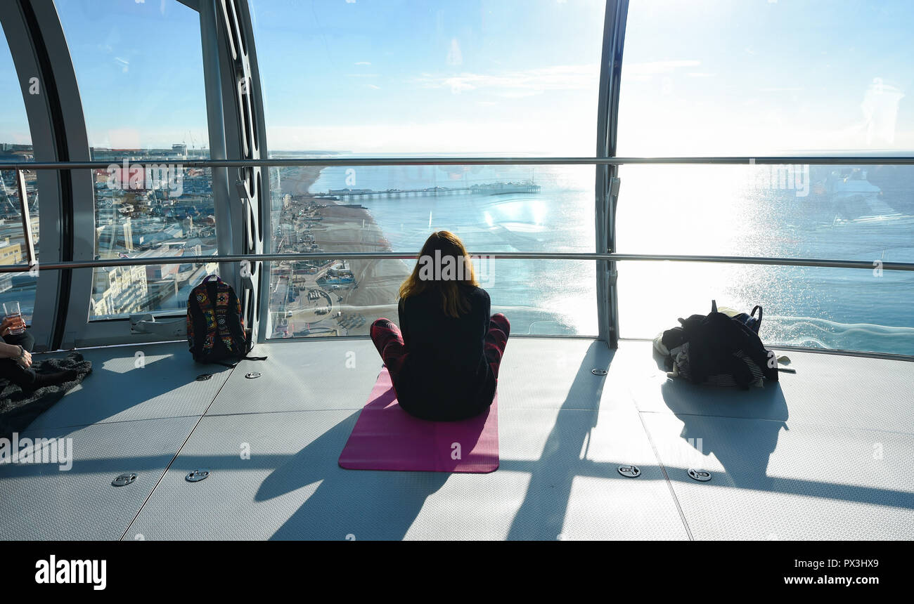 Brighton UK 19. Oktober 2018 - Die Teilnehmer nehmen Sie Teil an den Sky High Meditation Veranstaltung von brandwatch an Bord der Brighton BA i360 pod als Teil der Martlets Snailspace # BeMoreSnail Tag. Die Veranstaltung, die mit Fatboy Slims 26 km zu Fuß um den riesigen Schnecken in der Stadt fällt Geld für die martlets Hospiz: Simon Dack/Alamy leben Nachrichten Stockfoto