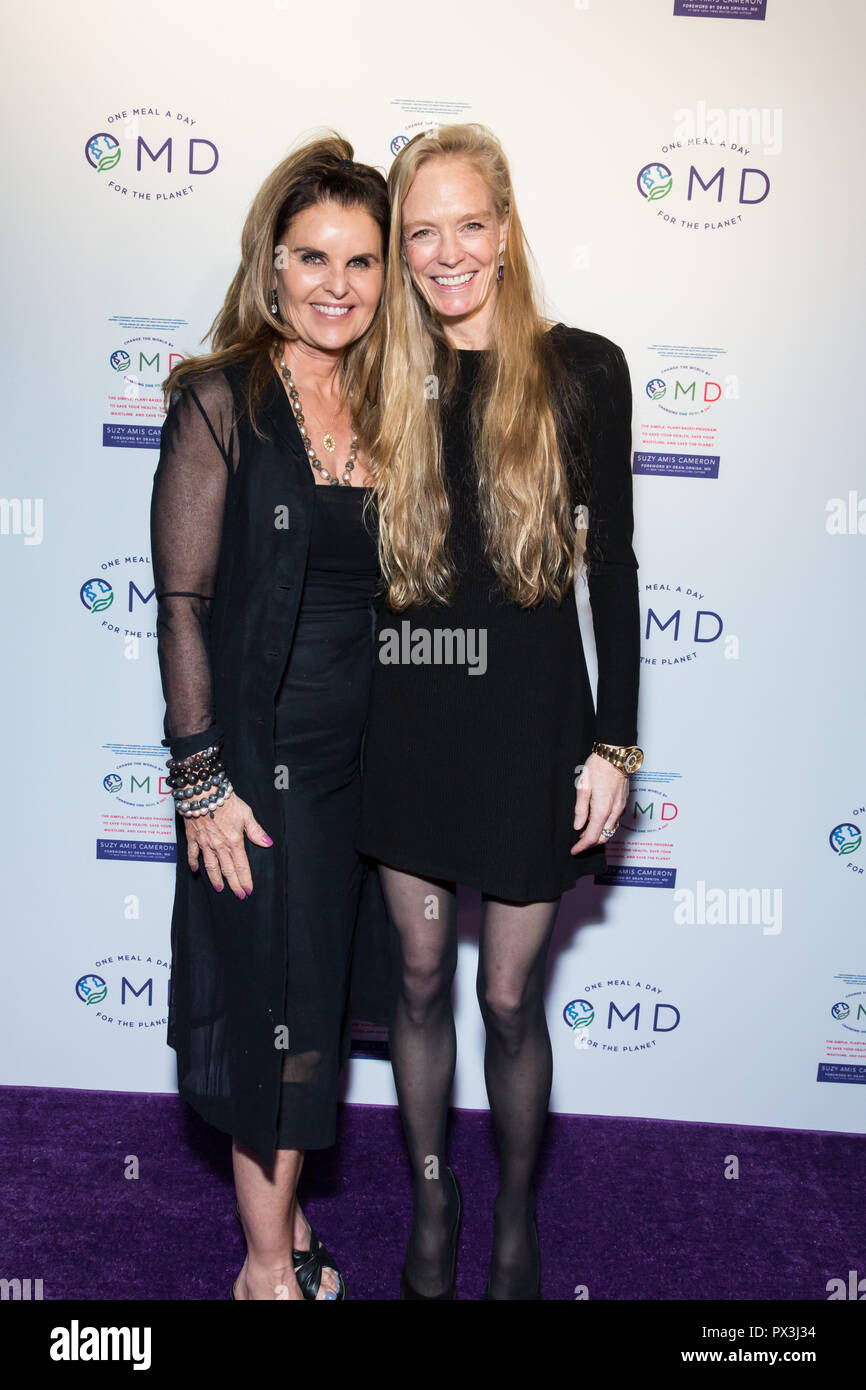 Los Angeles, USA. 18. Oktober, 2018. Maria Shriver (links) und Suzy Amis Cameron (rechts) der Einführung von Suzy Amis Cameron's Buch "OMD: Die Einfache, Plant-Based Programm zu speichern, Ihre Gesundheit, speichern Sie Ihre Taille, und speichern Sie die Planeten' von James Cameron im Crossroads Restaurant bewirtet. Quelle: Wladimir Yazev/Alamy Leben Nachrichten. Stockfoto