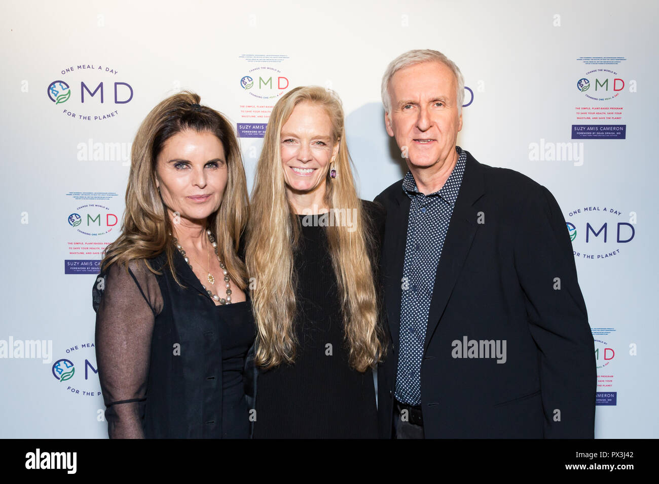 Los Angeles, USA. 18. Oktober, 2018. Maria Shriver (links), Suzy Amis Cameron (Mitte) James Cameron (rechts) der Einführung von Suzy Amis Cameron's Buch "OMD: Die Einfache, Plant-Based Programm zu speichern, Ihre Gesundheit, speichern Sie Ihre Taille, und speichern Sie die Planeten' von James Cameron im Crossroads Restaurant bewirtet. Quelle: Wladimir Yazev/Alamy Leben Nachrichten. Stockfoto