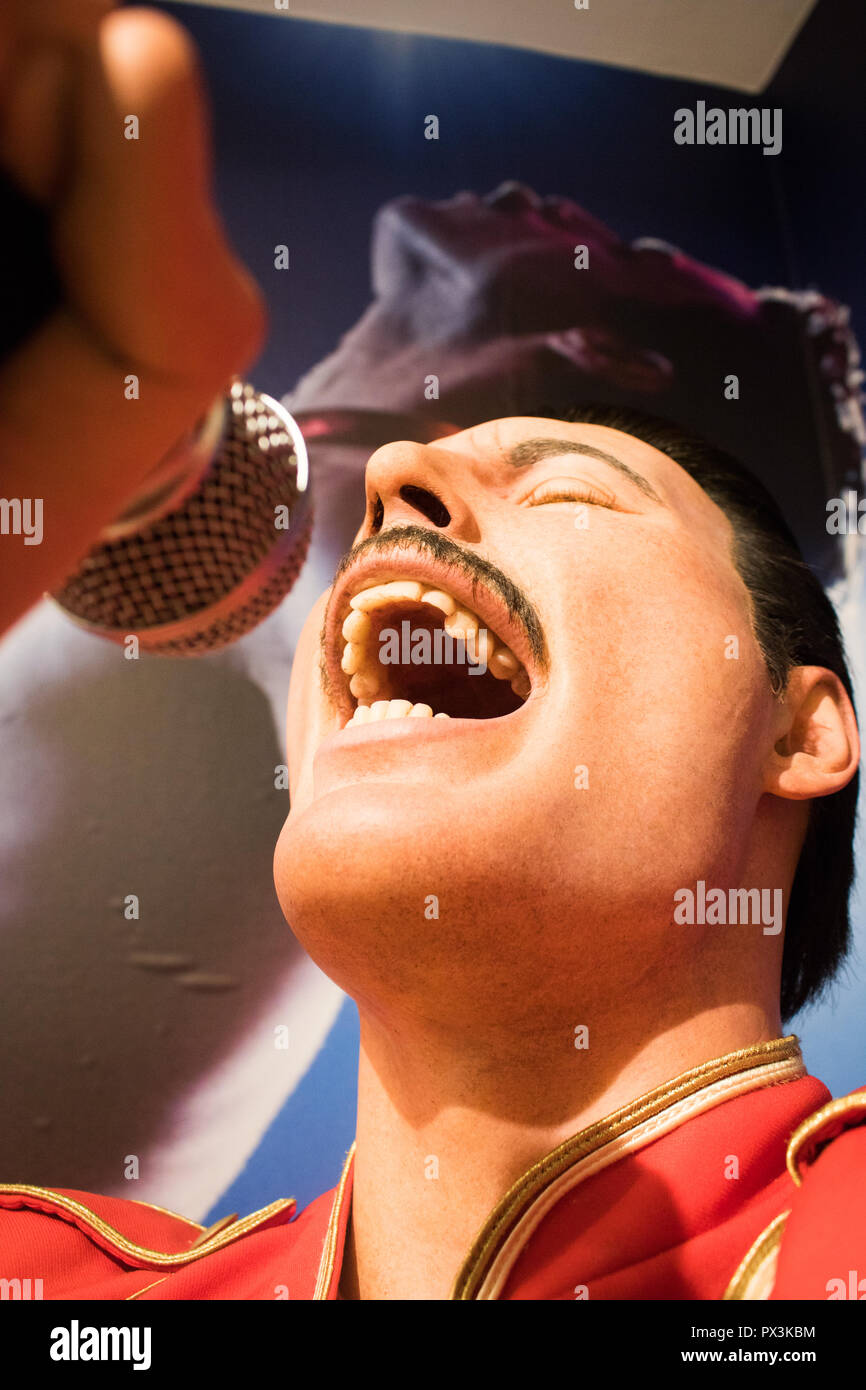 London, Großbritannien. 19. Oktober 2018. Eine Wachsfigur von Sänger Freddie  Mercury auf Darlehen von Madame Tussauds in der Queen pop-up Shop hat in  der Carnaby Street vor der anstehenden Veröffentlichung des Films '