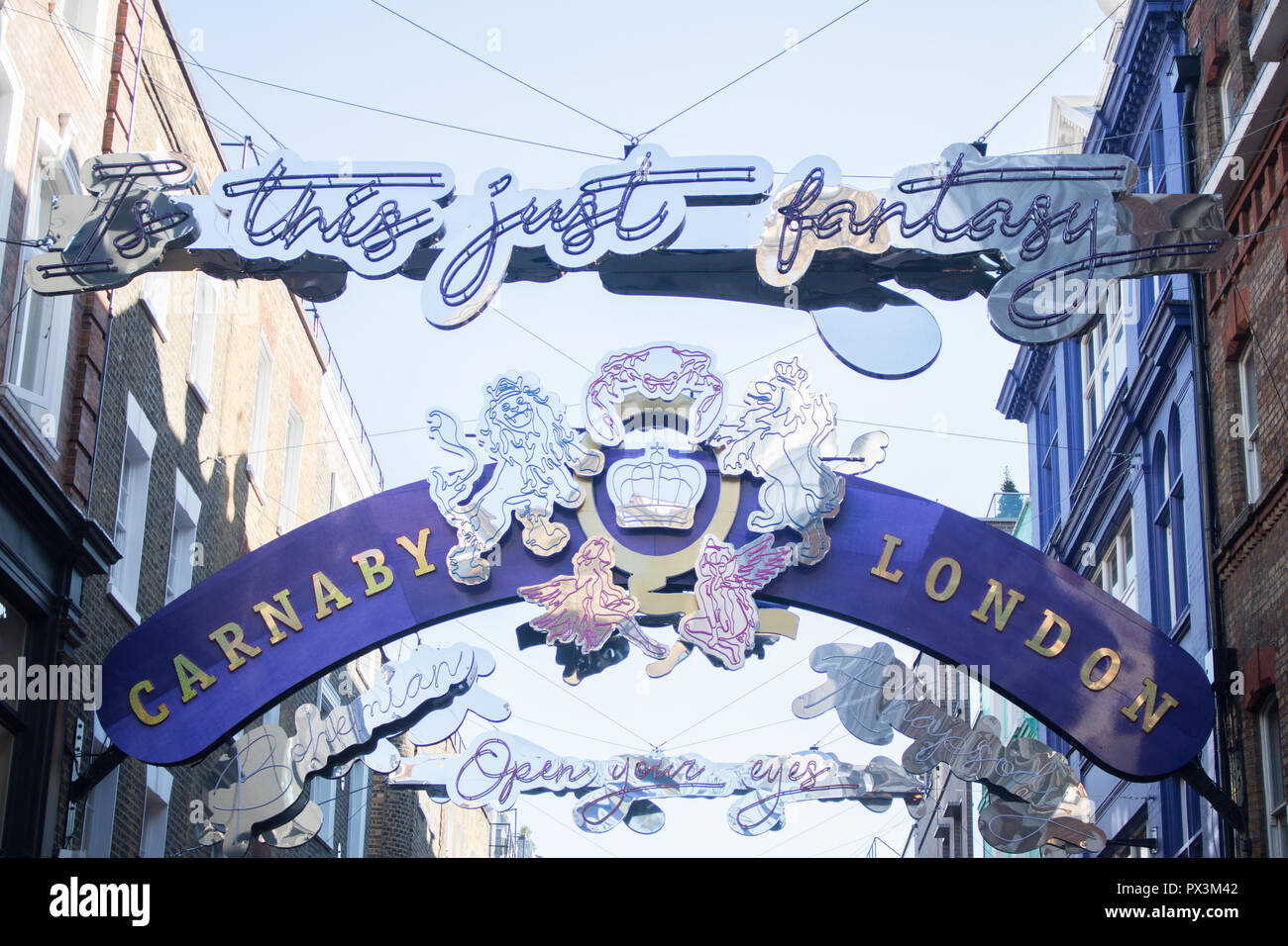 London, Großbritannien. 19. Oktober 2018. Carnaby Street London ist mit dem Thema und Lyrics von Königin zeitgleich mit der bevorstehenden Veröffentlichung der Film Bohemian Rhapsody Songs, die den Anstieg der Mitglieder des berühmten britischen Rock Band Credit Charters: Amer ghazzal/Alamy Live Ne eingerichtet Stockfoto