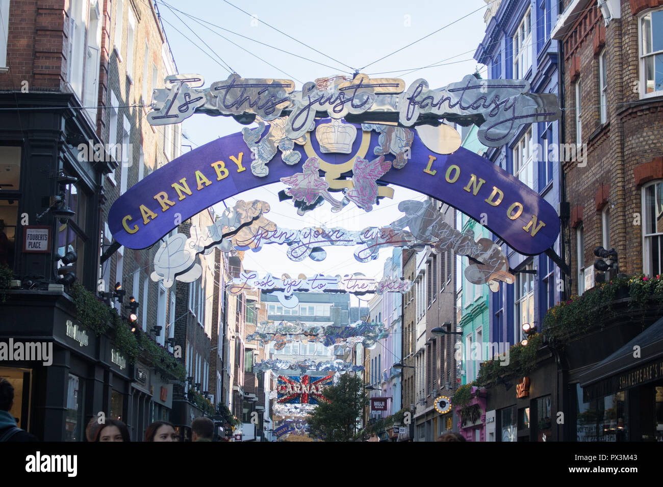 London, Großbritannien. 19. Oktober 2018. Carnaby Street London ist mit dem Thema und Lyrics von Königin zeitgleich mit der bevorstehenden Veröffentlichung der Film Bohemian Rhapsody Songs, die den Anstieg der Mitglieder des berühmten britischen Rock Band Credit Charters: Amer ghazzal/Alamy Live Ne eingerichtet Stockfoto