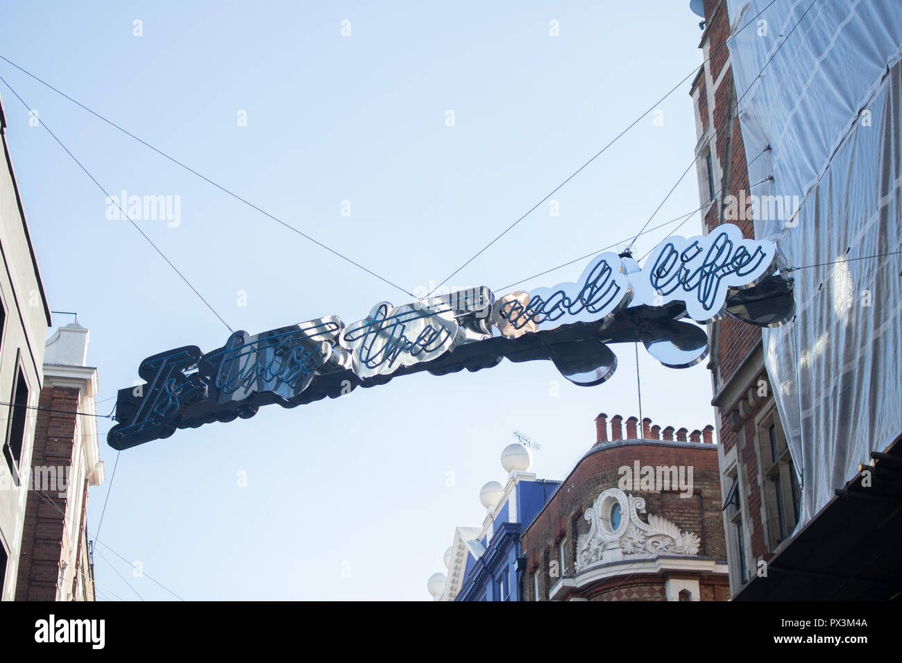 London, Großbritannien. 19. Oktober 2018. Carnaby Street London ist mit dem Thema und Lyrics von Königin zeitgleich mit der bevorstehenden Veröffentlichung der Film Bohemian Rhapsody Songs, die den Anstieg der Mitglieder des berühmten britischen Rock Band Credit Charters: Amer ghazzal/Alamy Leben Nachrichten eingerichtet Stockfoto