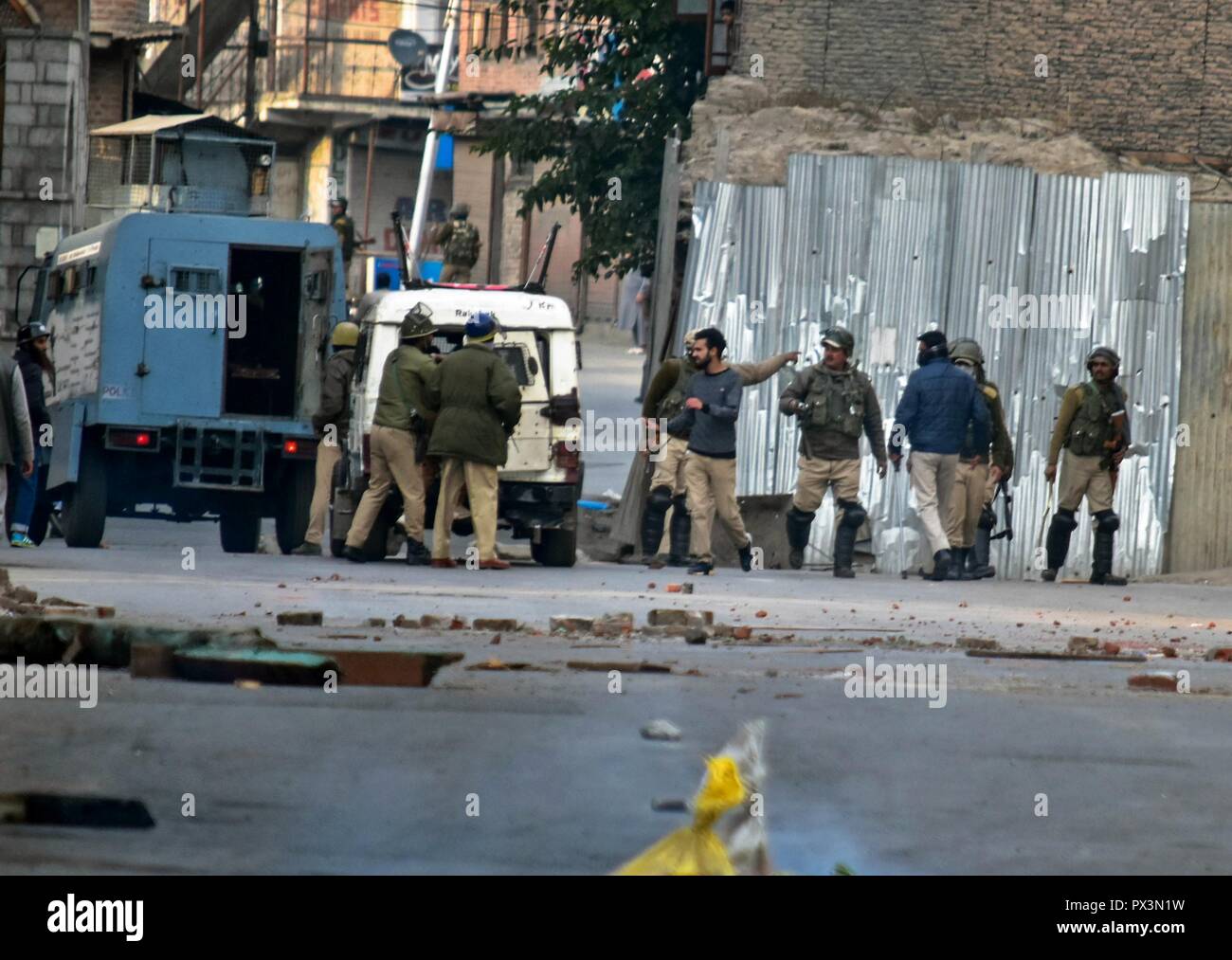 Srinagar, Kashmir. Okt 2018 19. Regierung Kräfte gesehen, die Inhaftierung eines Kaschmirischen Journalist bei Zusammenstößen. Auseinandersetzungen ausgebrochen, nachdem Kerben der Jugend ein Protest gegen die Tötung von zwei Aufständischen und eine zivile während einer Pistole - Schlacht am Freitag Nachmittag nach dem Gebet auf einen Protest von Separatisten gegeben inszeniert. Credit: Saqib Majeed/SOPA Images/ZUMA Draht/Alamy leben Nachrichten Stockfoto