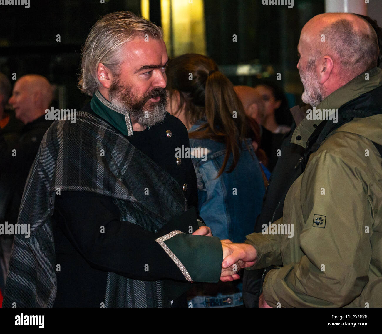 Vue Omni, Leith Walk, Edinburgh, Schottland, Großbritannien, 19. Oktober 2018. Stars nehmen an der Schottischen Premiere von Netflix Outlaw König. Der rote Teppich ist, um die für die Besetzung und Team die Produktion von Netflix Blockbuster Film, Outlaw König. Gordon Millar, Creative Director von Scots Street Style, grüßt ein Ventilator Stockfoto