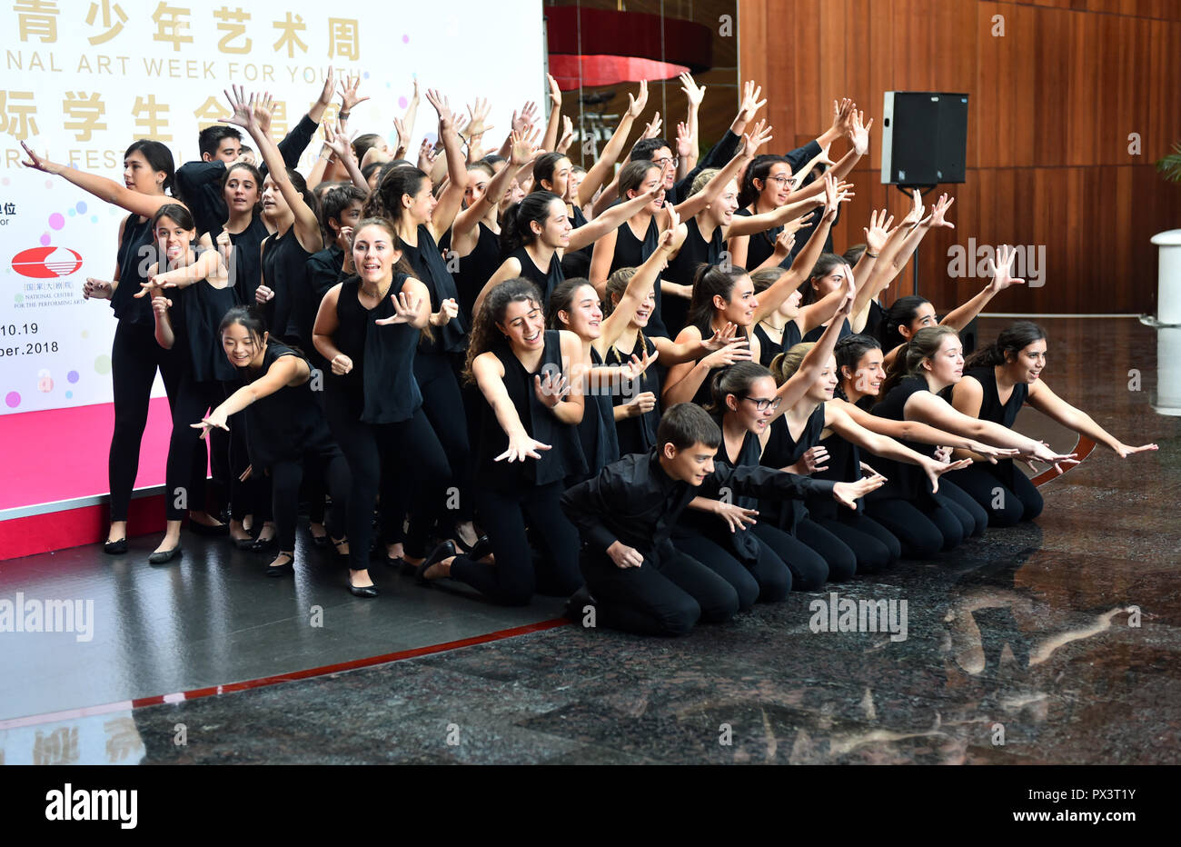 Peking, China. Okt, 2018 19. Chor Mitglieder aus Spanien Amics de la Unio Choral Society während internationale Studierende Choral Festival Peking 2018 am Nationalen Zentrum für Darstellende Künste in Peking, der Hauptstadt von China, Okt. 19, 2018. Als Teil des Beijing International Kunst Woche für Jugend, die Veranstaltung wurde durch den jungen Chor Mitglieder aus neun Ländern, die vier Chorus Aufführungen präsentiert besucht. Credit: xiaoguang Luo/Xinhua/Alamy leben Nachrichten Stockfoto