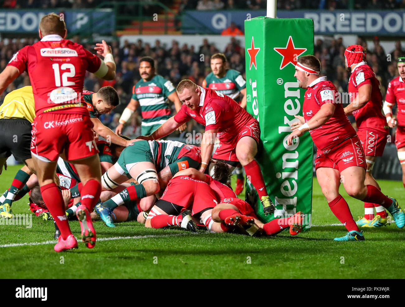 Leicester, Großbritannien. 19. Oktober 2018. 19.10.2018 Leicester, England. Rugby Union. Samson Lee Verteidigung der Scarlets während der heineken Champions Cup Runde 2 Match zwischen Leicester Tigers und Scarlets rfc am Welford Road Stadium, Leicester gespielt. © Phil Hutchinson/Alamy leben Nachrichten Stockfoto