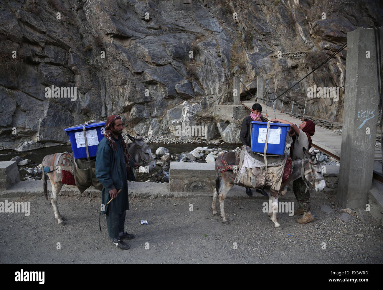 Pandschirtal Afghanistan. Okt, 2018 19. Arbeitnehmer der Afghanischen Unabhängigen Wahlkommission (IEC) Verkehr Wahl Materialien in Abdullah Khil Tal von Dara Bezirk Pandschirtal Provinz Eastern Afghanistan, am Okt. 19, 2018. In Afghanistan werden Wahlen für die Wolesi Jirga oder der Bundestag am Samstag unter ernsthaften Herausforderungen für die Sicherheit halten. Credit: Rahmat Alizadah/Xinhua/Alamy leben Nachrichten Stockfoto